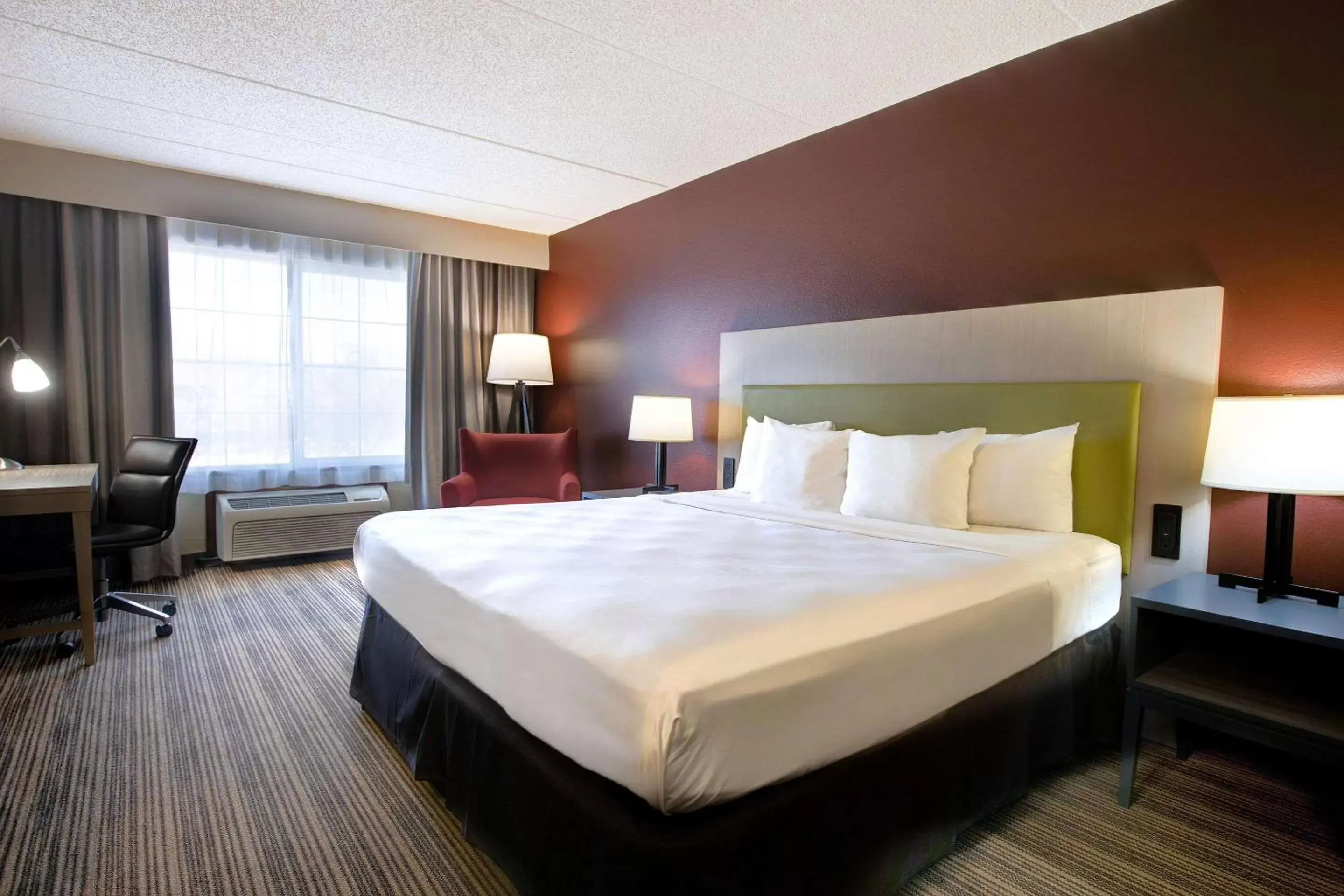 Photo of the whole room, Bed in Comfort Inn & Suites St. Paul Northeast