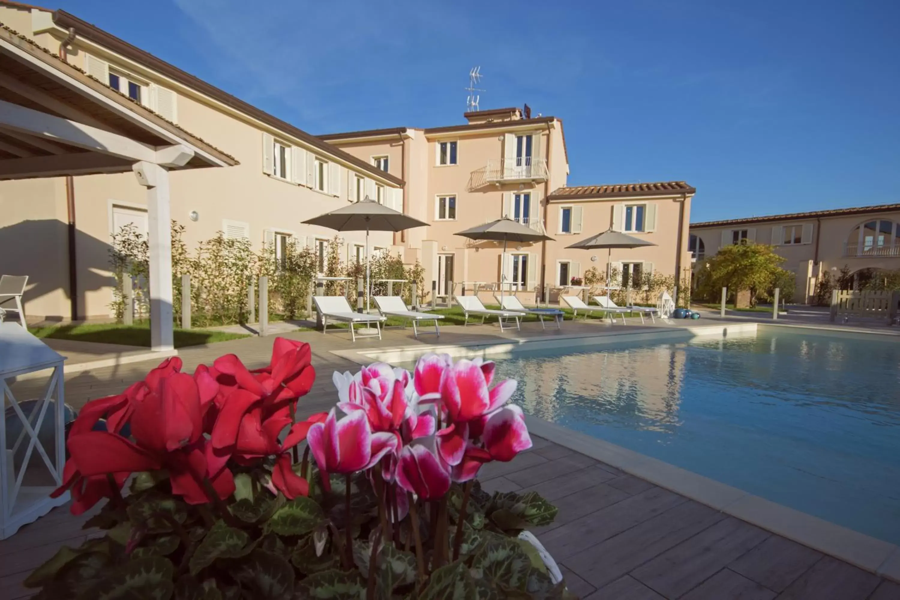 Swimming pool, Property Building in Il Tremarino