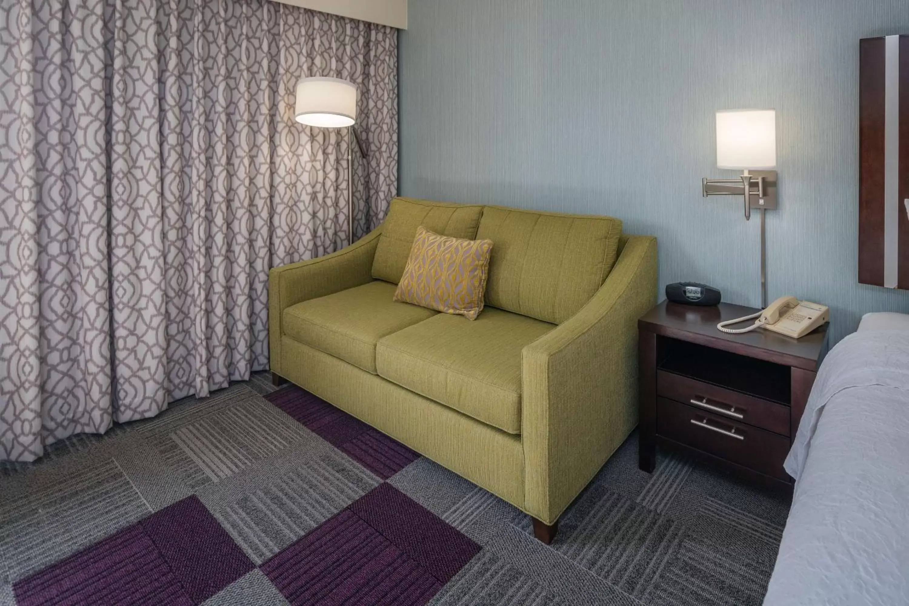 Bed, Seating Area in Hampton Inn Livermore