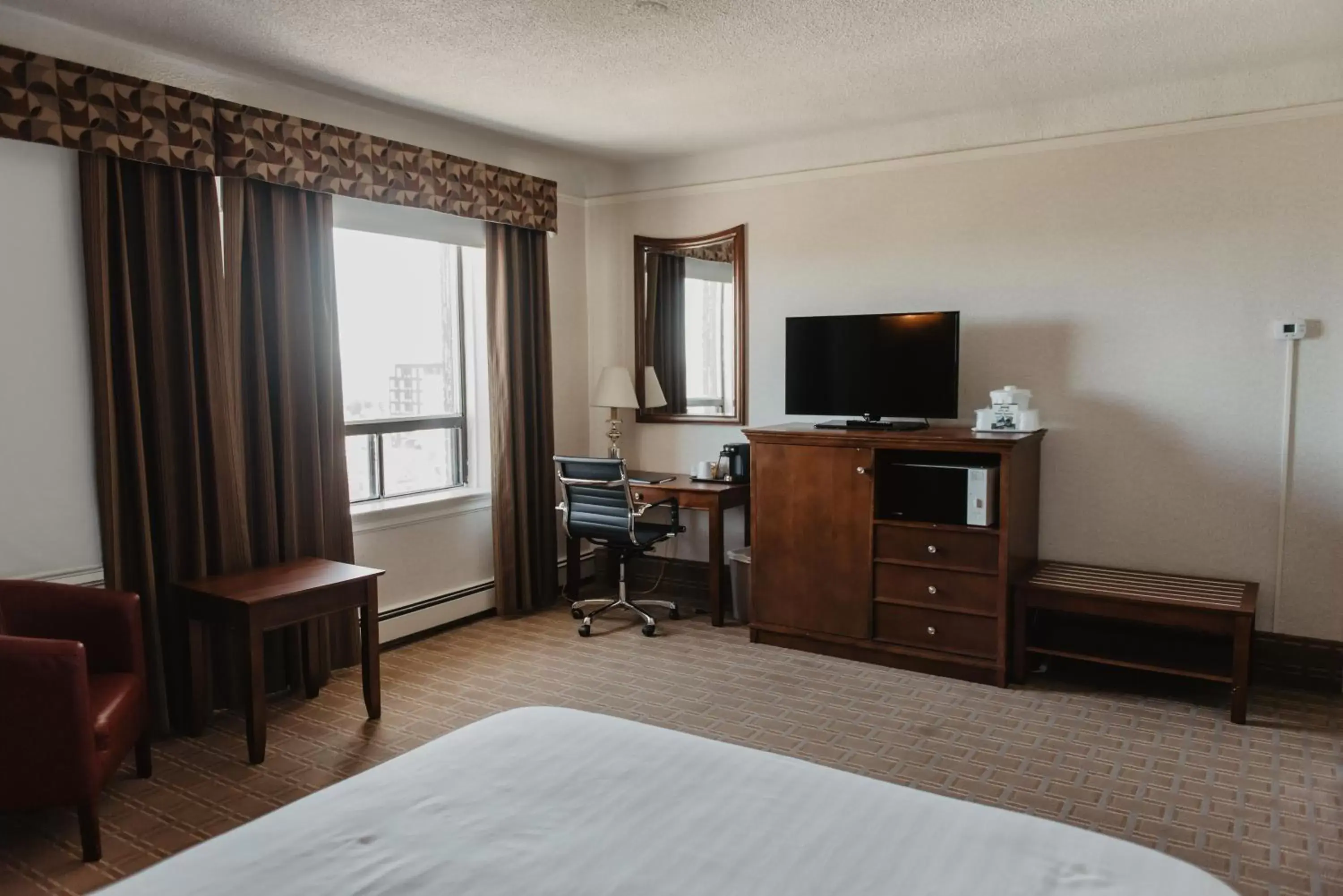 Photo of the whole room, TV/Entertainment Center in Prince Arthur Waterfront Hotel & Suites