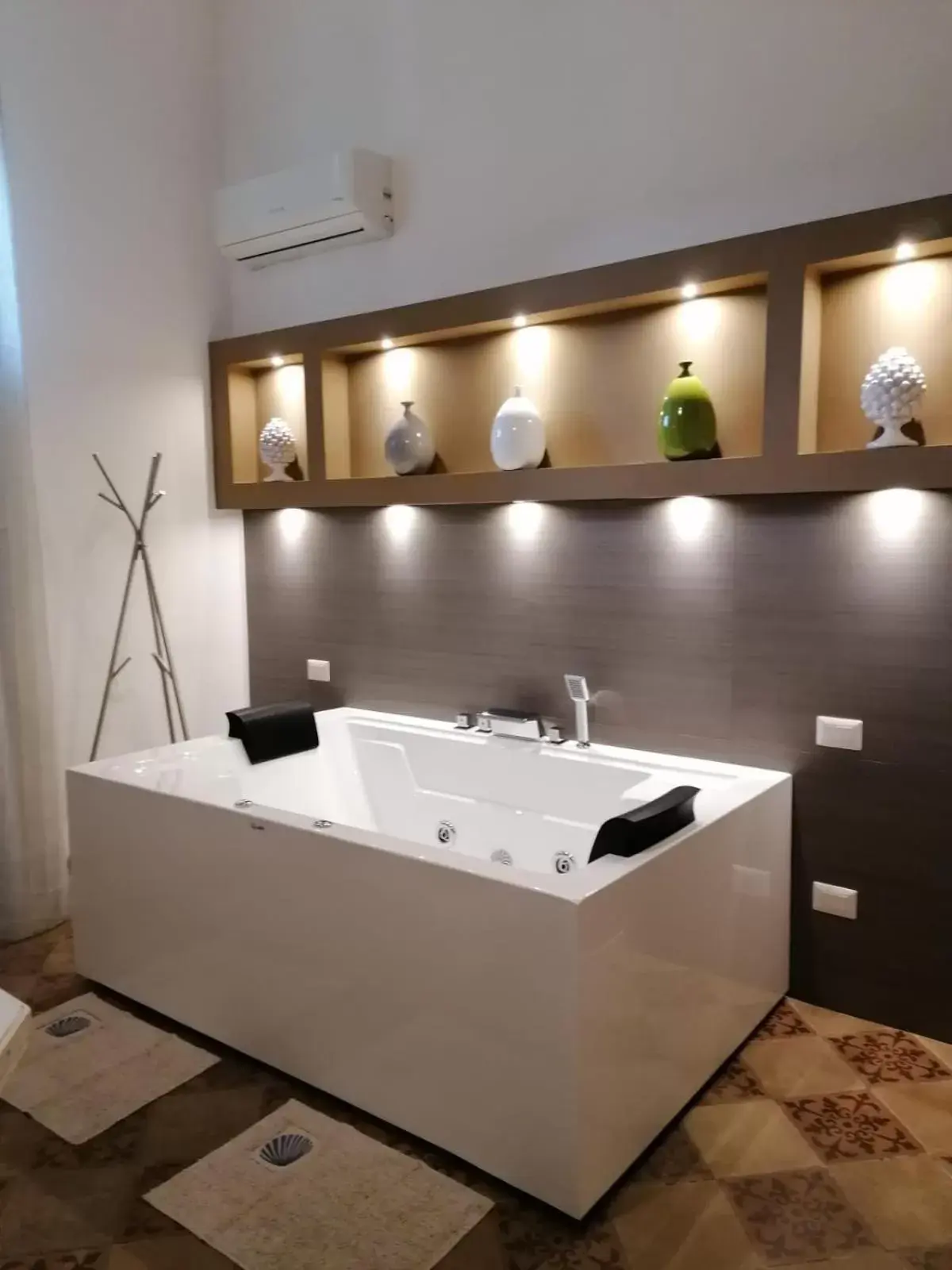 Suite with Hot Tub in ReLuxe Private Wellness Suite with Hot Tub in ReLuxe Private Wellness