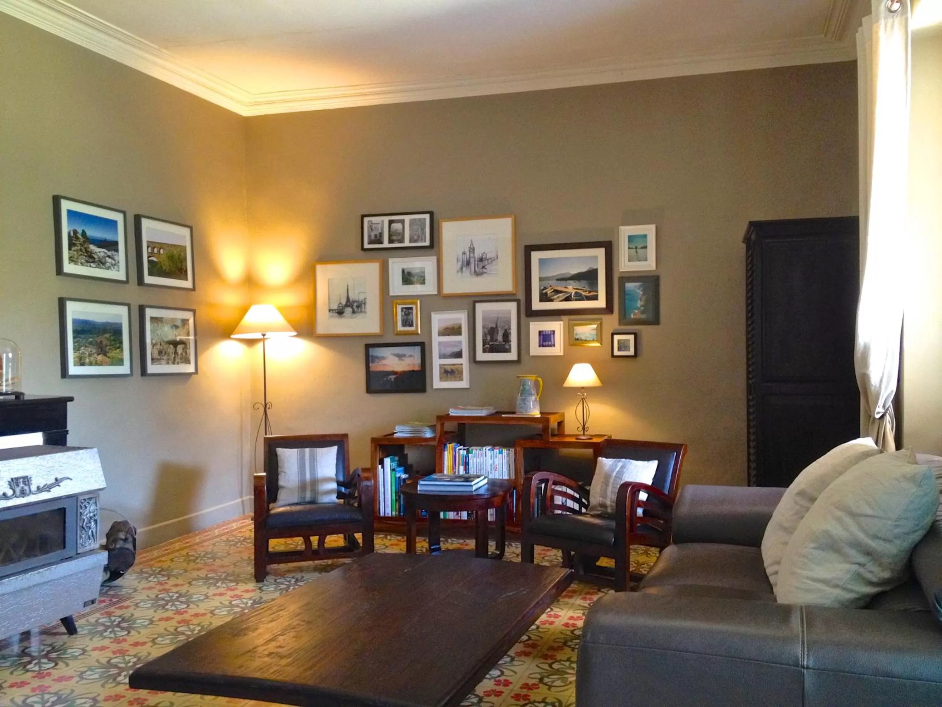 Library in L'Autre Maison