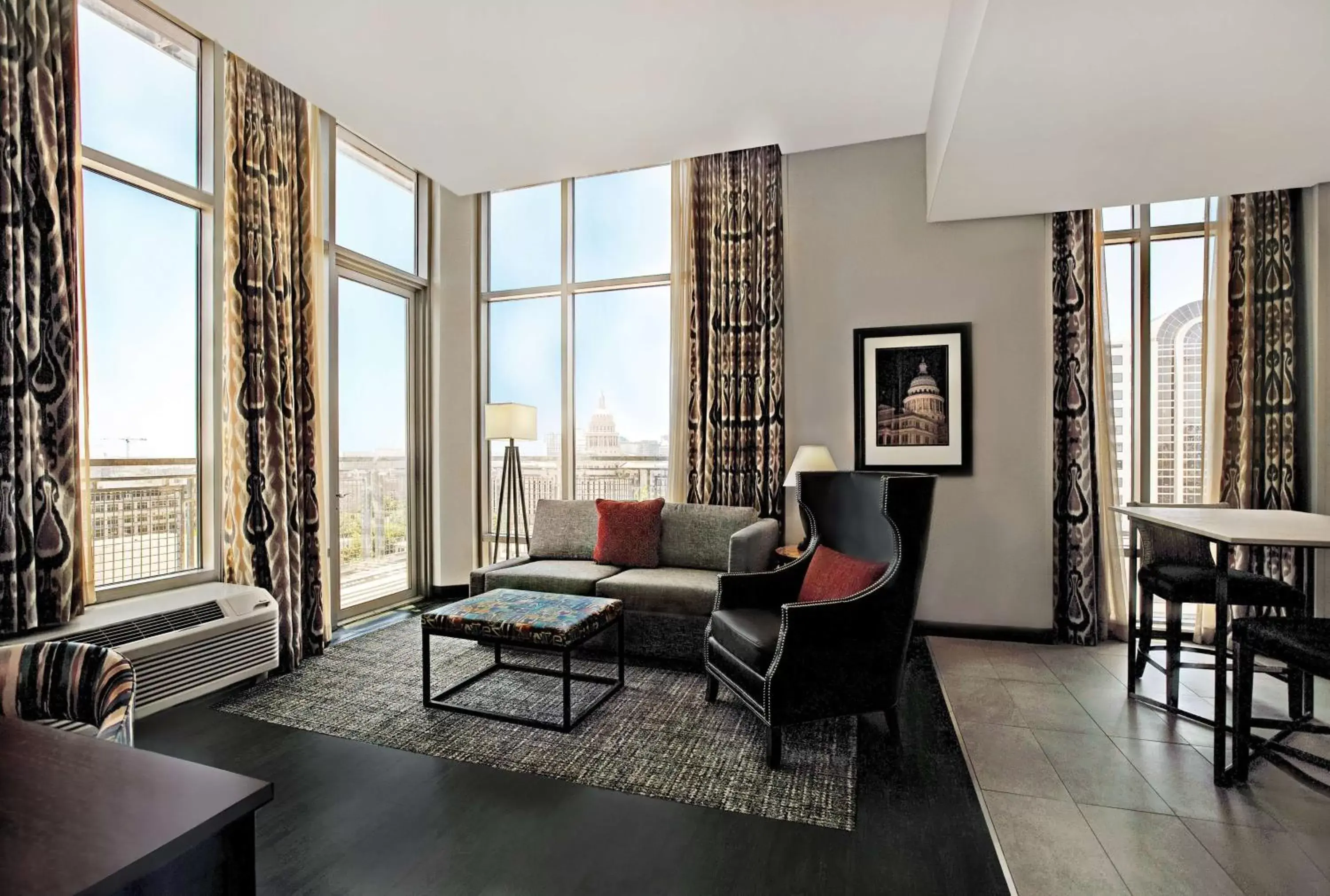 Living room, Seating Area in Hampton Inn and Suites Austin University Capitol