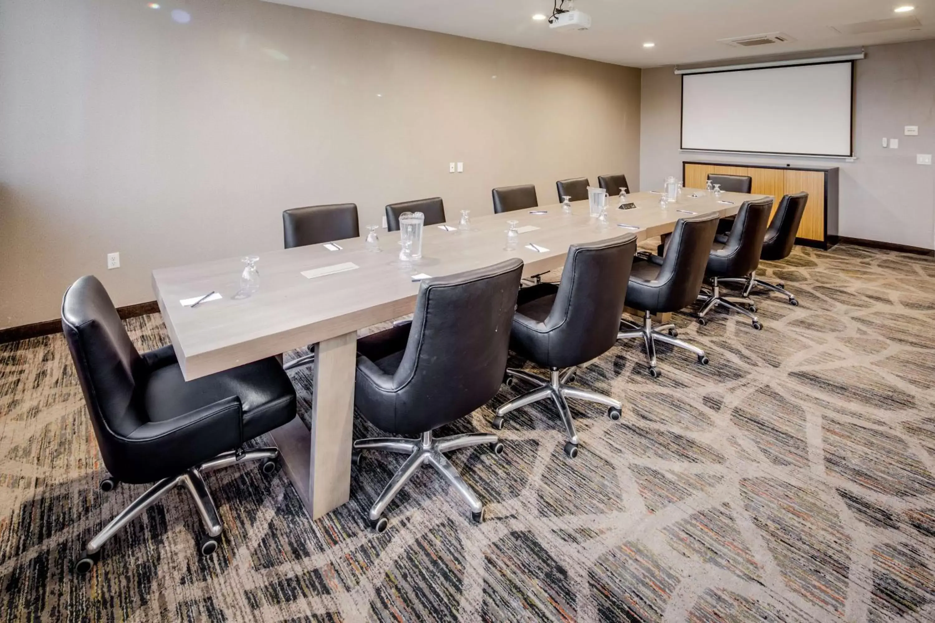 Meeting/conference room in DoubleTree by Hilton Huntington, WV