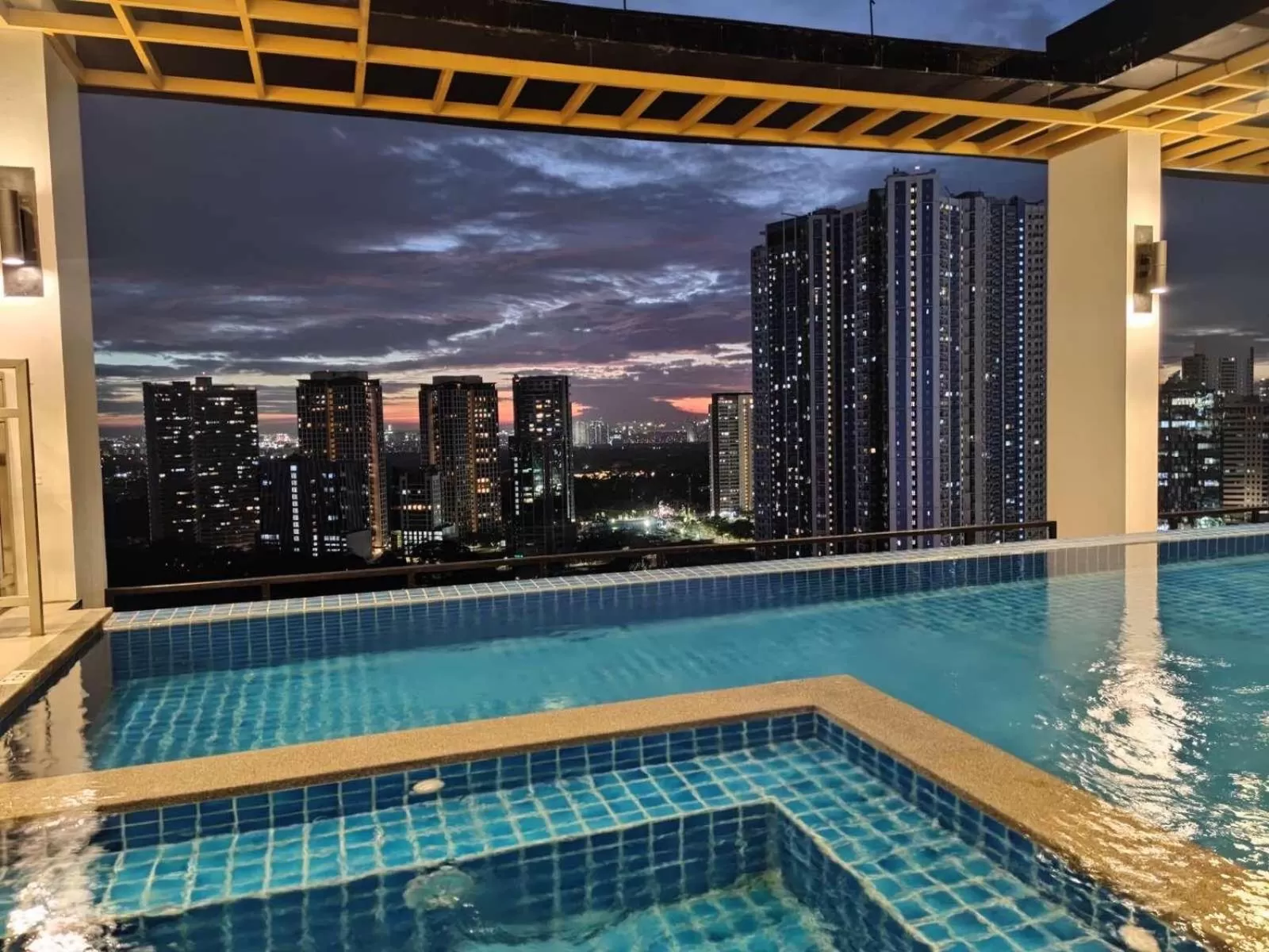 Swimming Pool in Capital O 804 The Residences at Bonifacio Civic Center