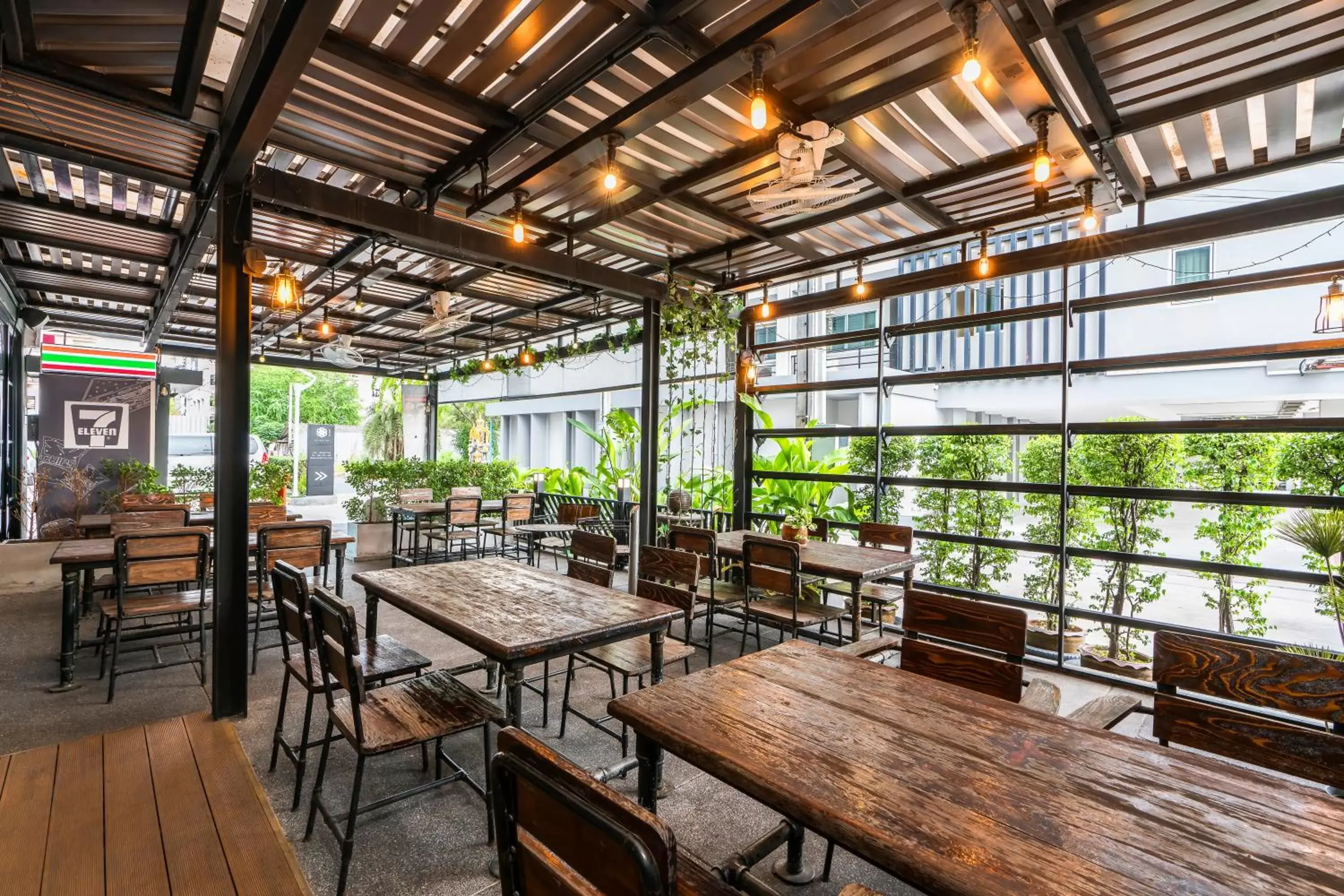 Restaurant/places to eat in De Botan Srinakarin Hotel & Residence Restaurant/places to eat in De Botan Srinakarin Hotel & Residence