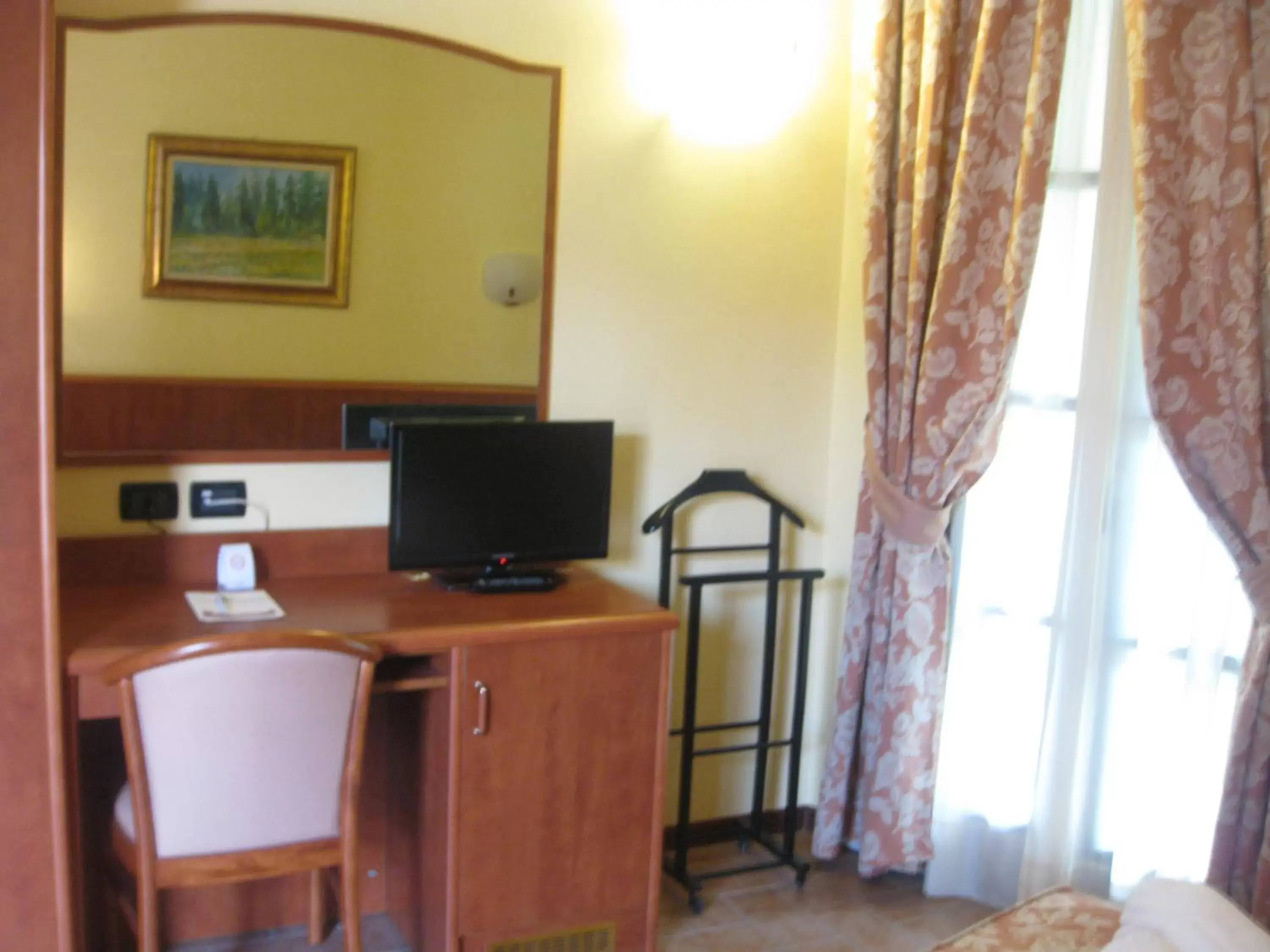 Bed, TV/Entertainment Center in Albergo Giardino