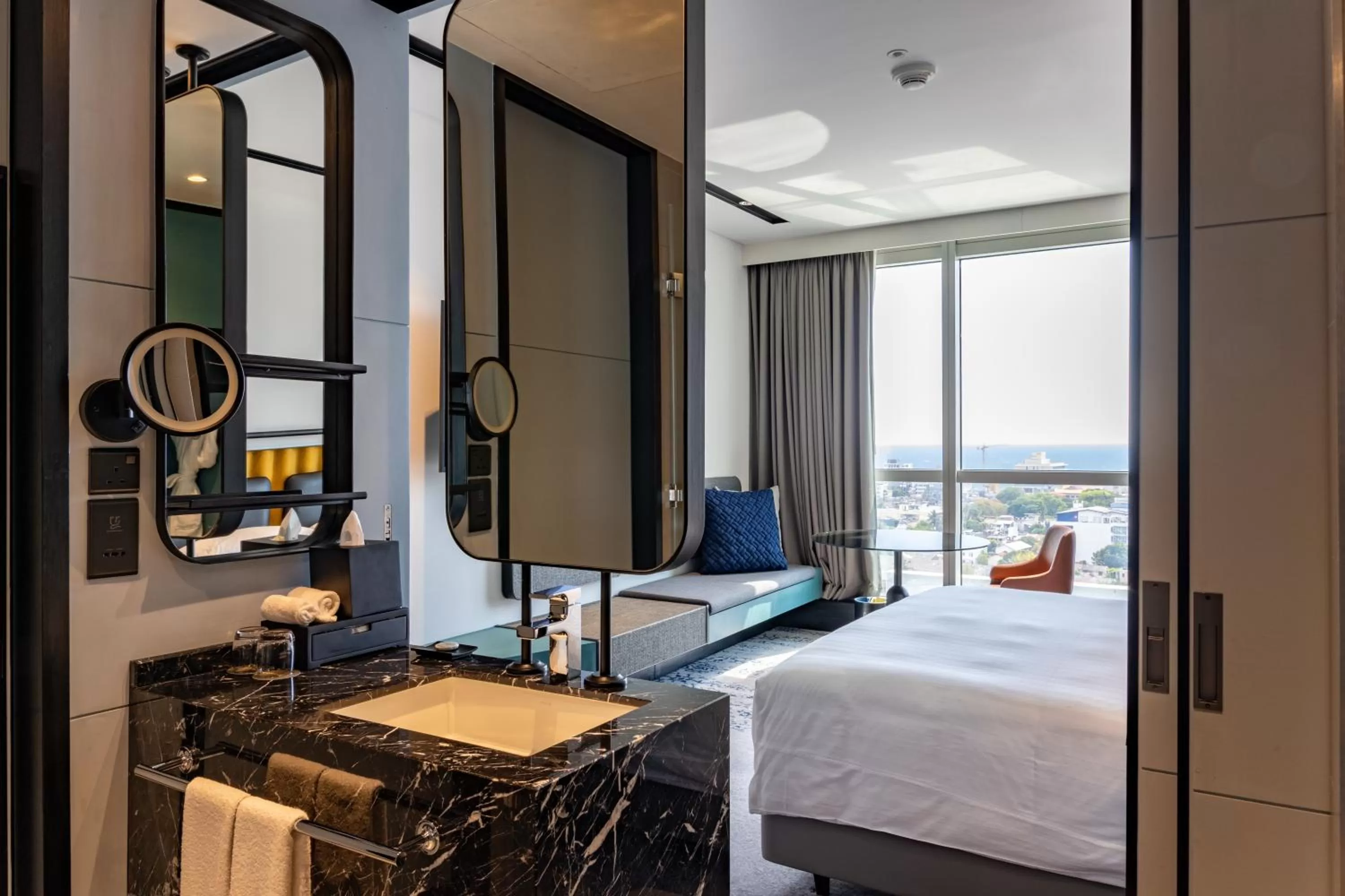 Bathroom, Bed in Courtyard by Marriott Colombo