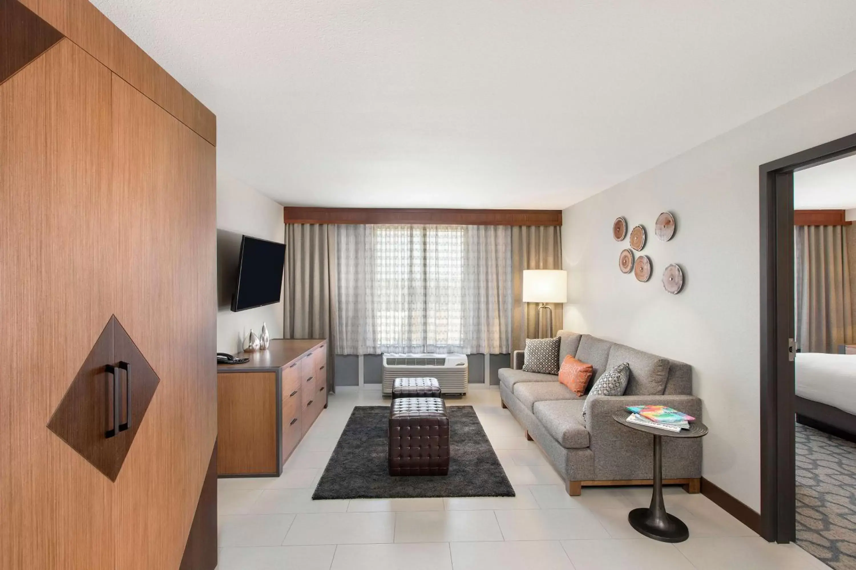 Living room, Bed in DoubleTree by Hilton San Antonio Northwest - La Cantera Living room, Bed in DoubleTree by Hilton San Antonio Northwest - La Cantera