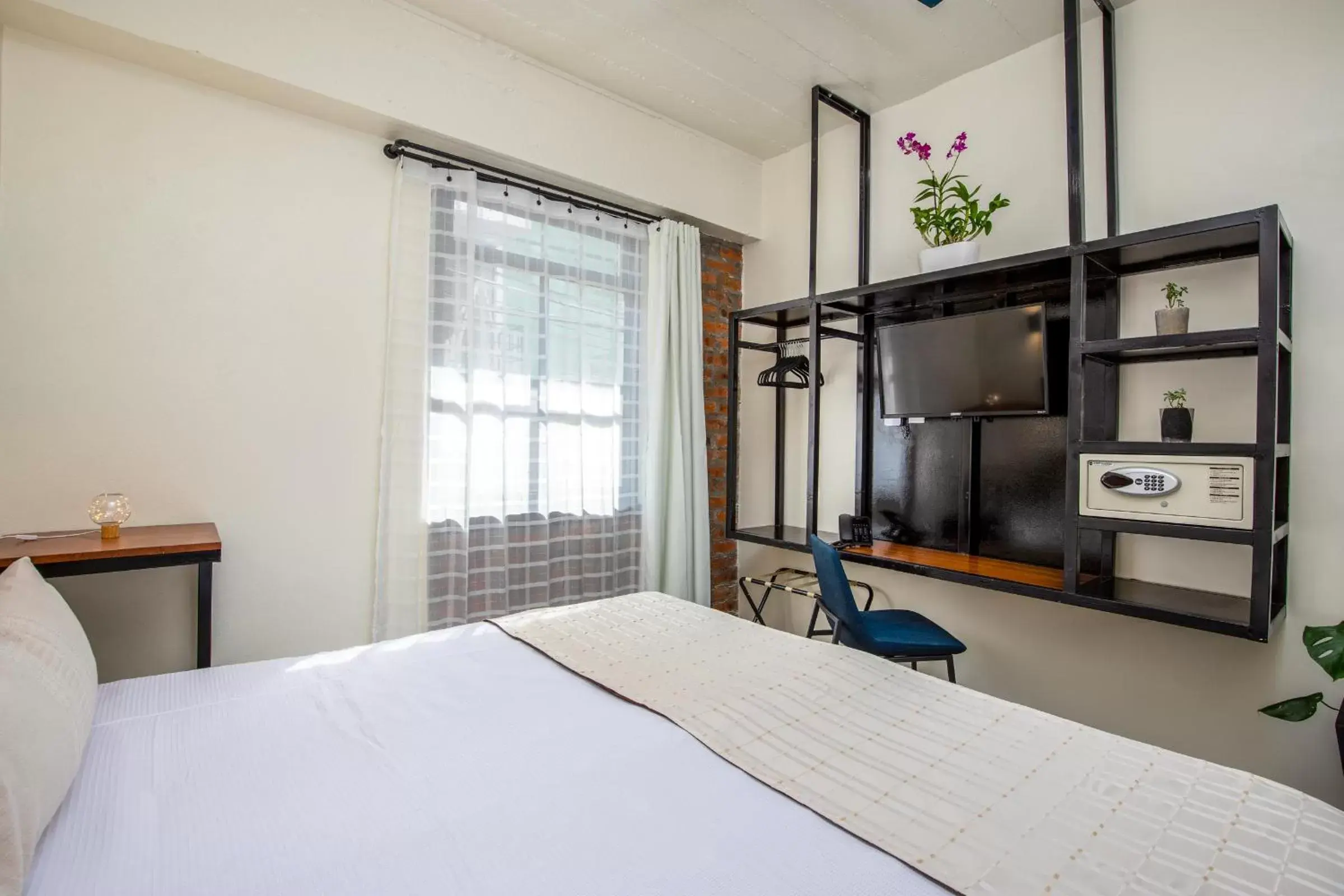 Guests, Bed in Joint Coworking Hotel