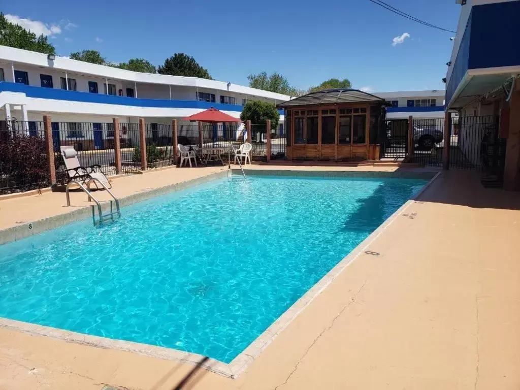 Property building, Swimming Pool in Motel 6-Canon City, CO 719-458-1216