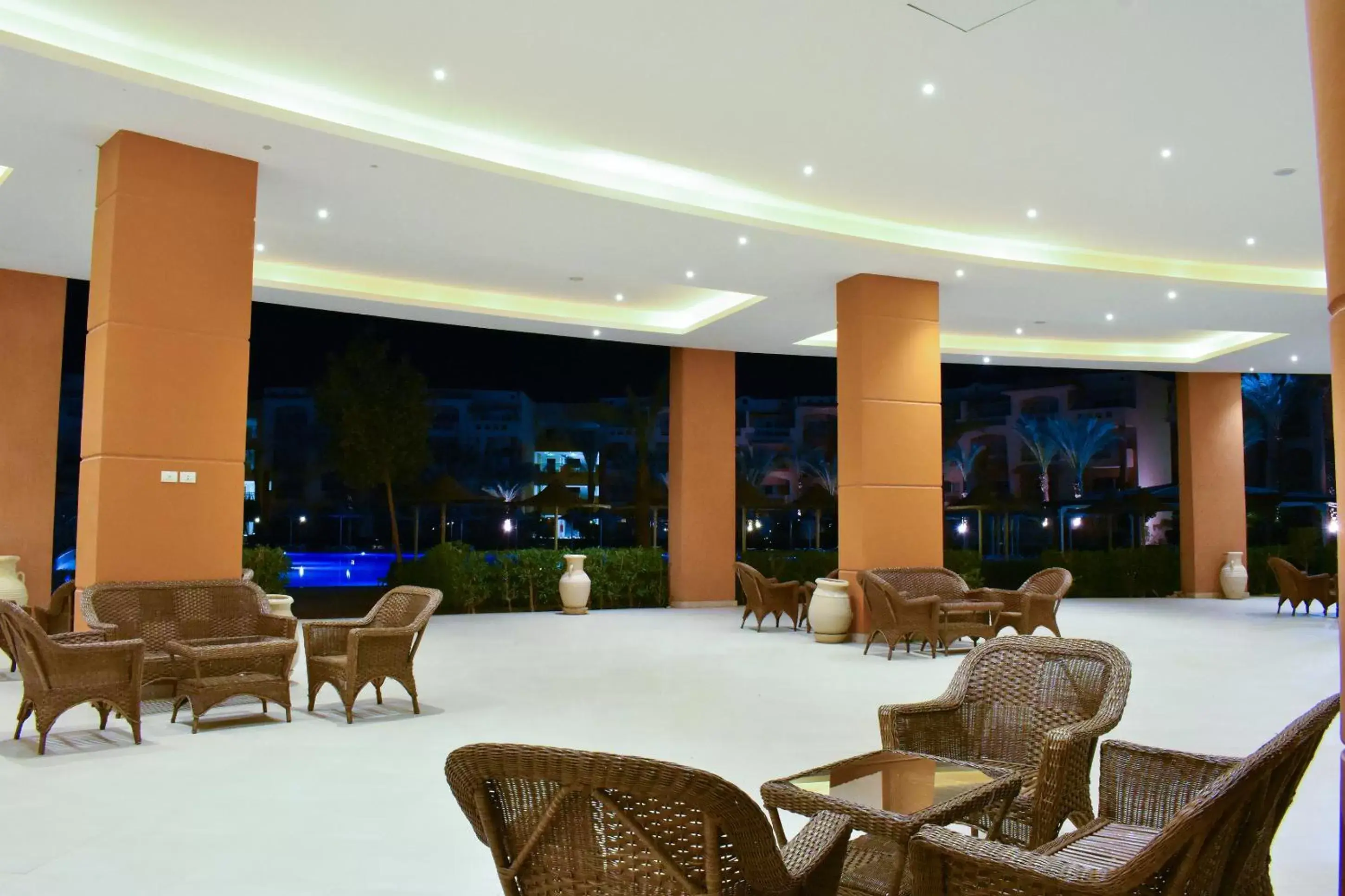 Seating area, Restaurant/Places to Eat in Parrotel Lagoon Waterpark Resort