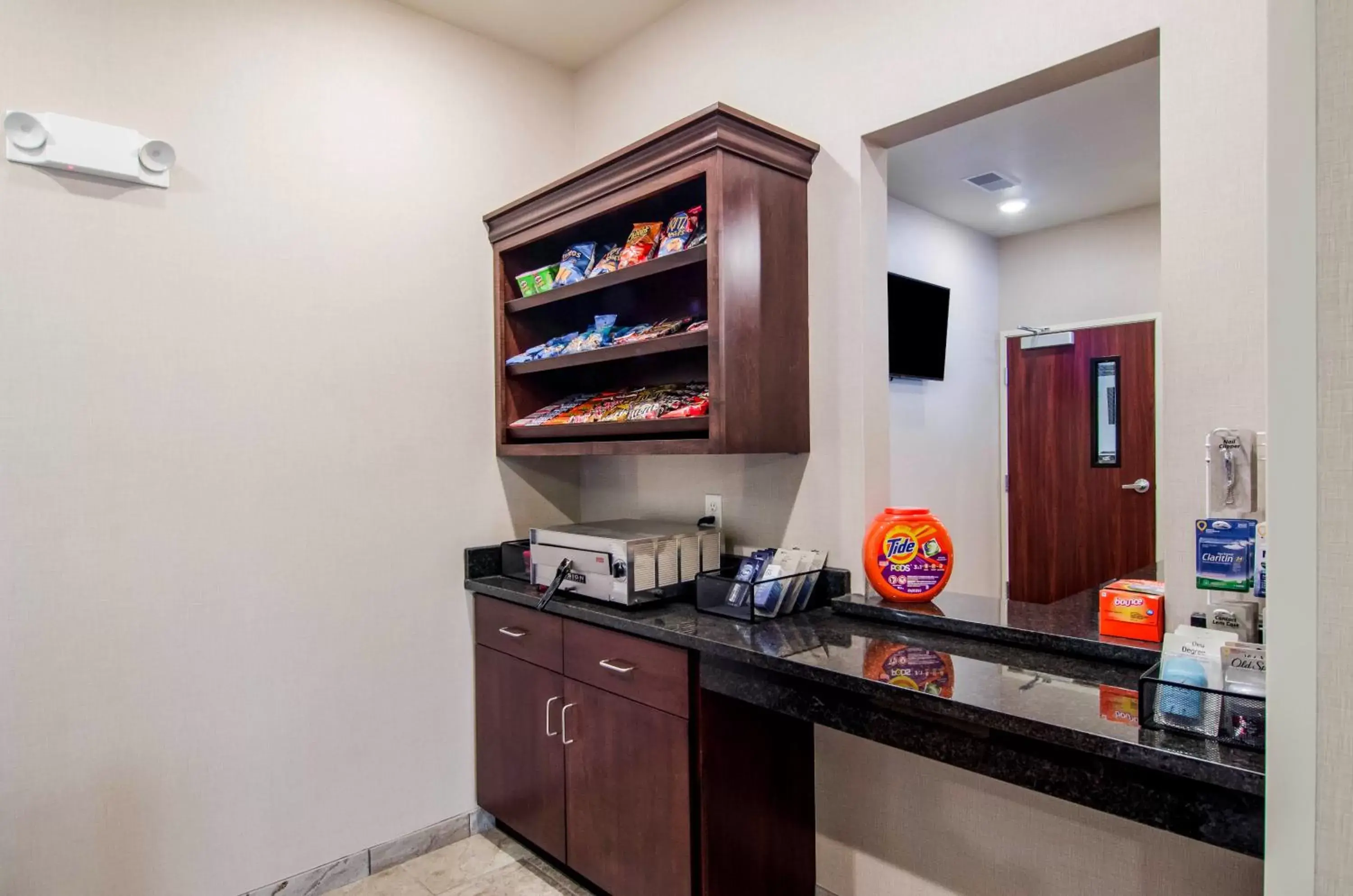 On-site shops, TV/Entertainment Center in Cobblestone Hotel & Suites - Newport