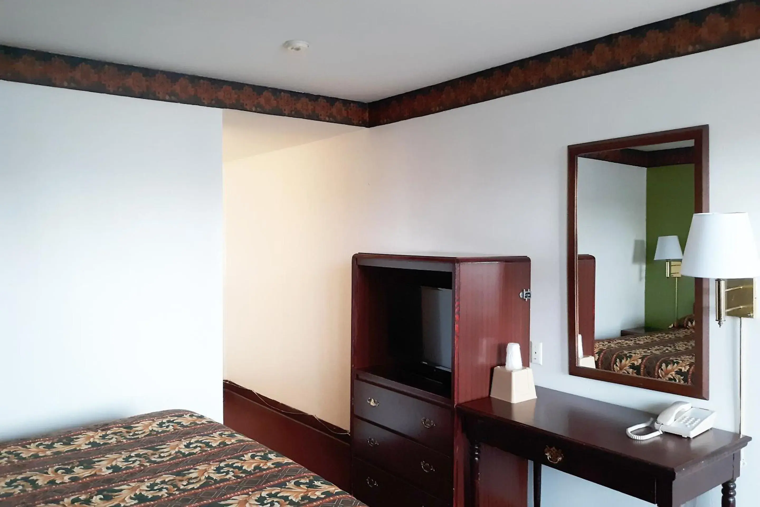 Bedroom, TV/Entertainment Center in OYO Hotel Kings at Clovis