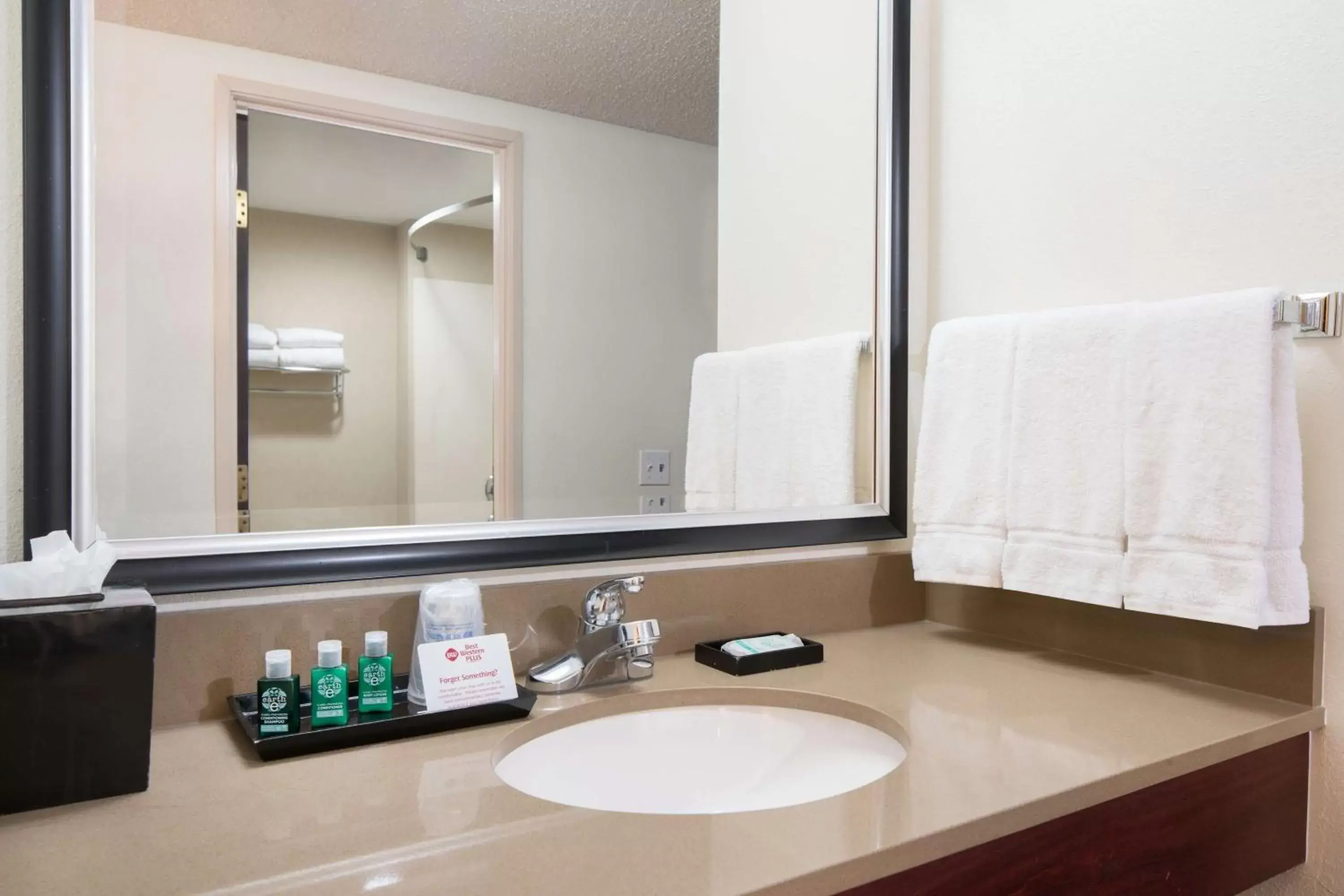 Photo of the whole room, Bathroom in High Plains Hotel at Denver International Airport
