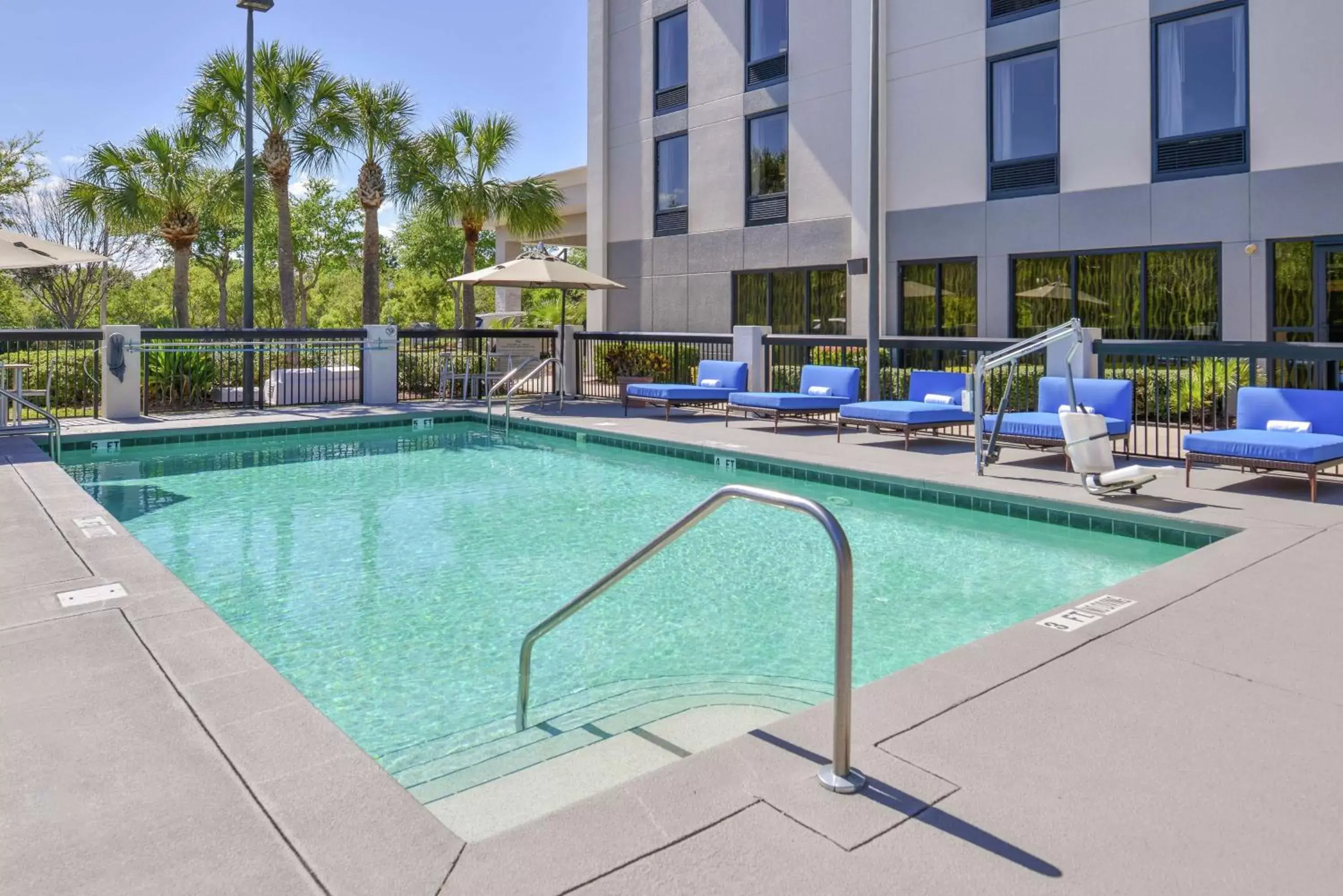 Pool view, Swimming Pool in Hampton Inn Daytona/Ormond Beach