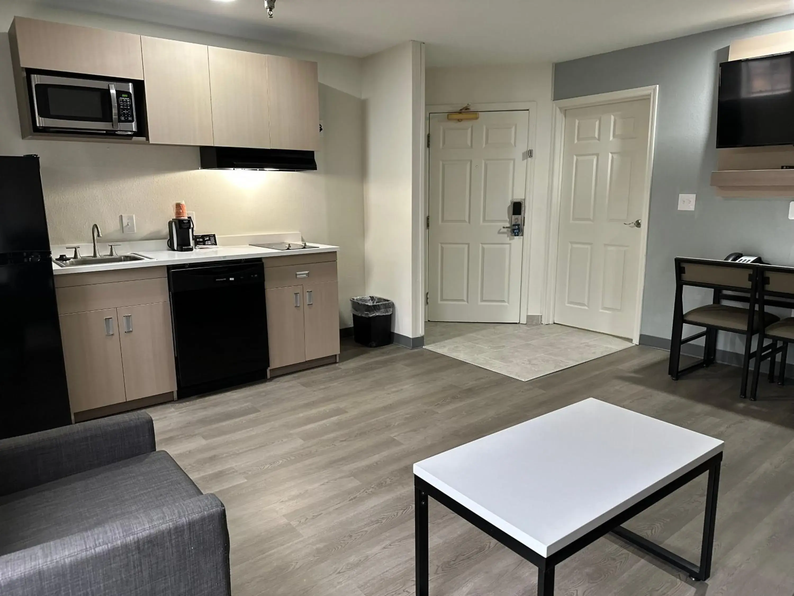 TV and multimedia, Kitchen/Kitchenette in MainStay Suites Columbia Harbison