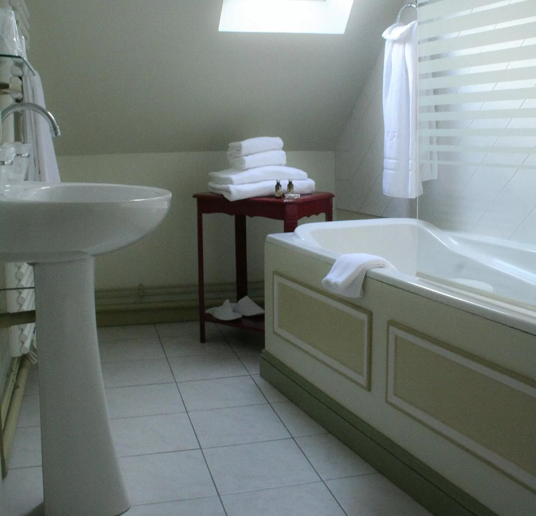 Bathroom in Relais Hôtelier Douce France