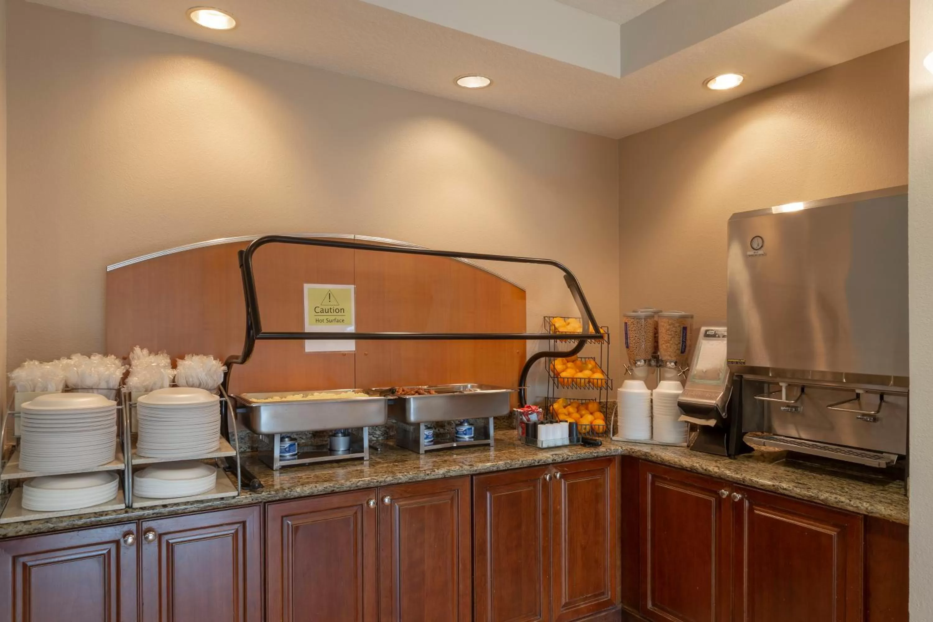 Buffet breakfast, Kitchen/Kitchenette in Exploria Express by Exploria Resorts