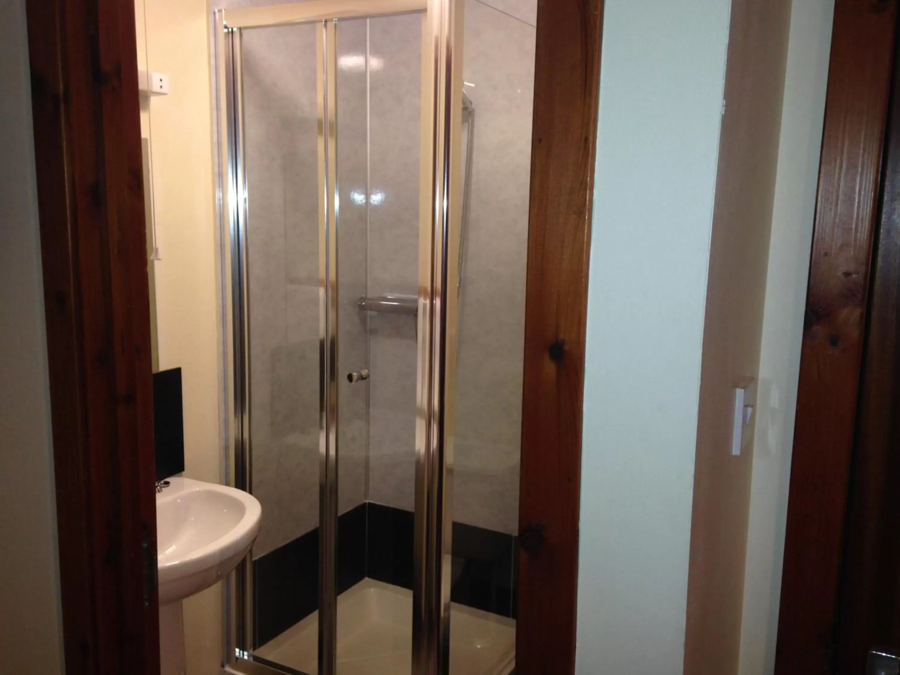 Shower, Bathroom in Bank Street Lodge