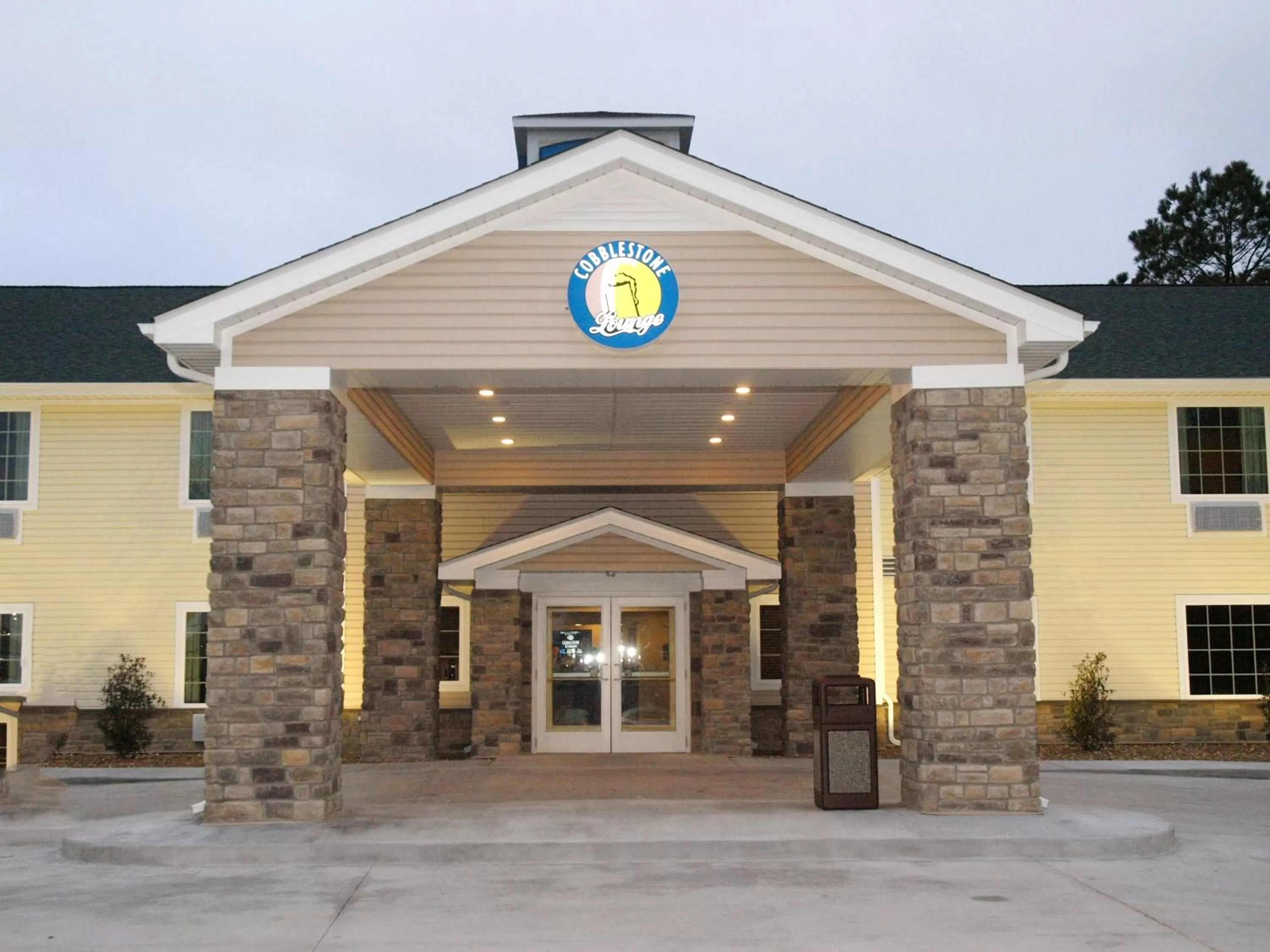 Facade/entrance, Property Building in Cobblestone Inn & Suites - Vinton, LA