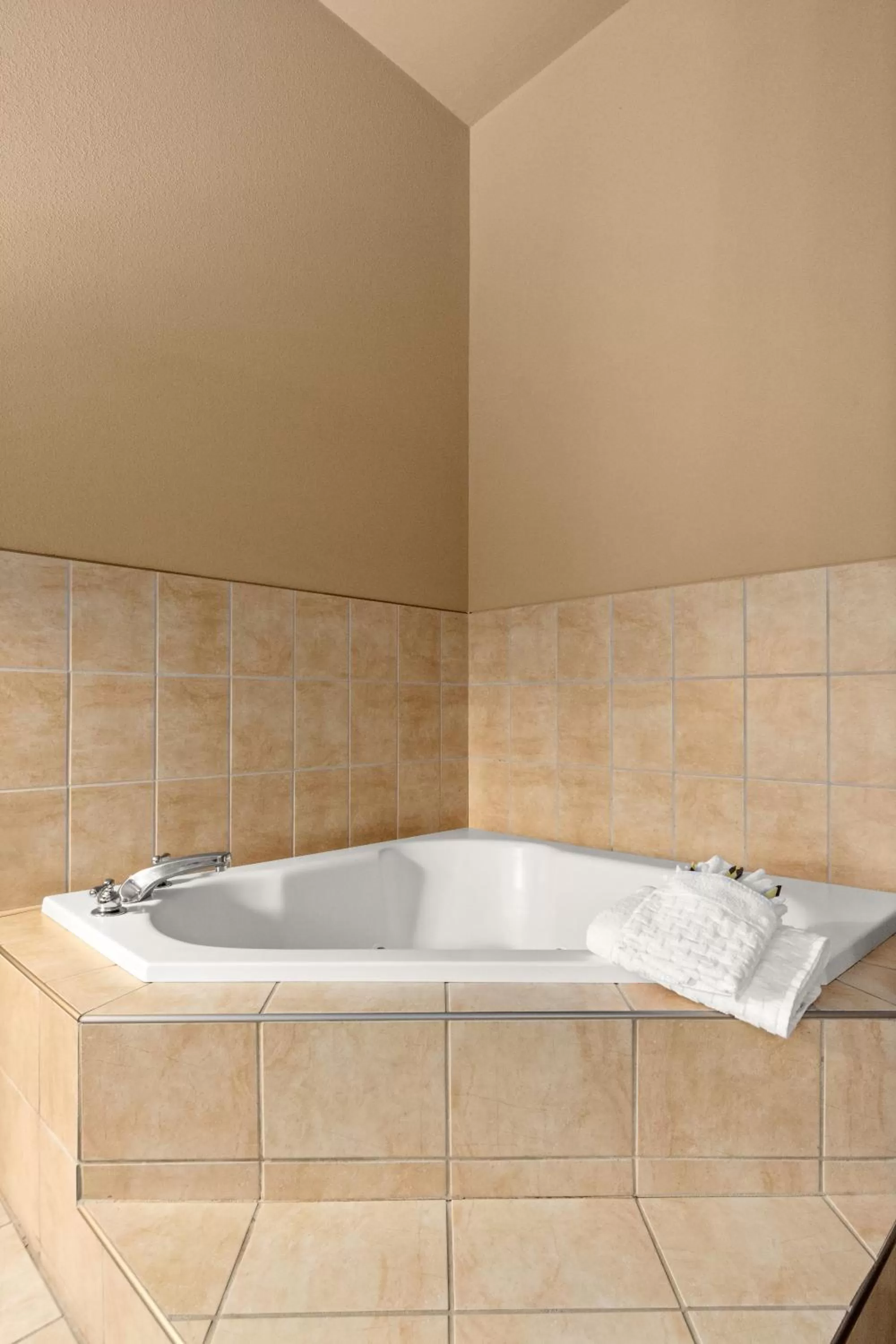 Hot Tub in Portland Inn & Suites