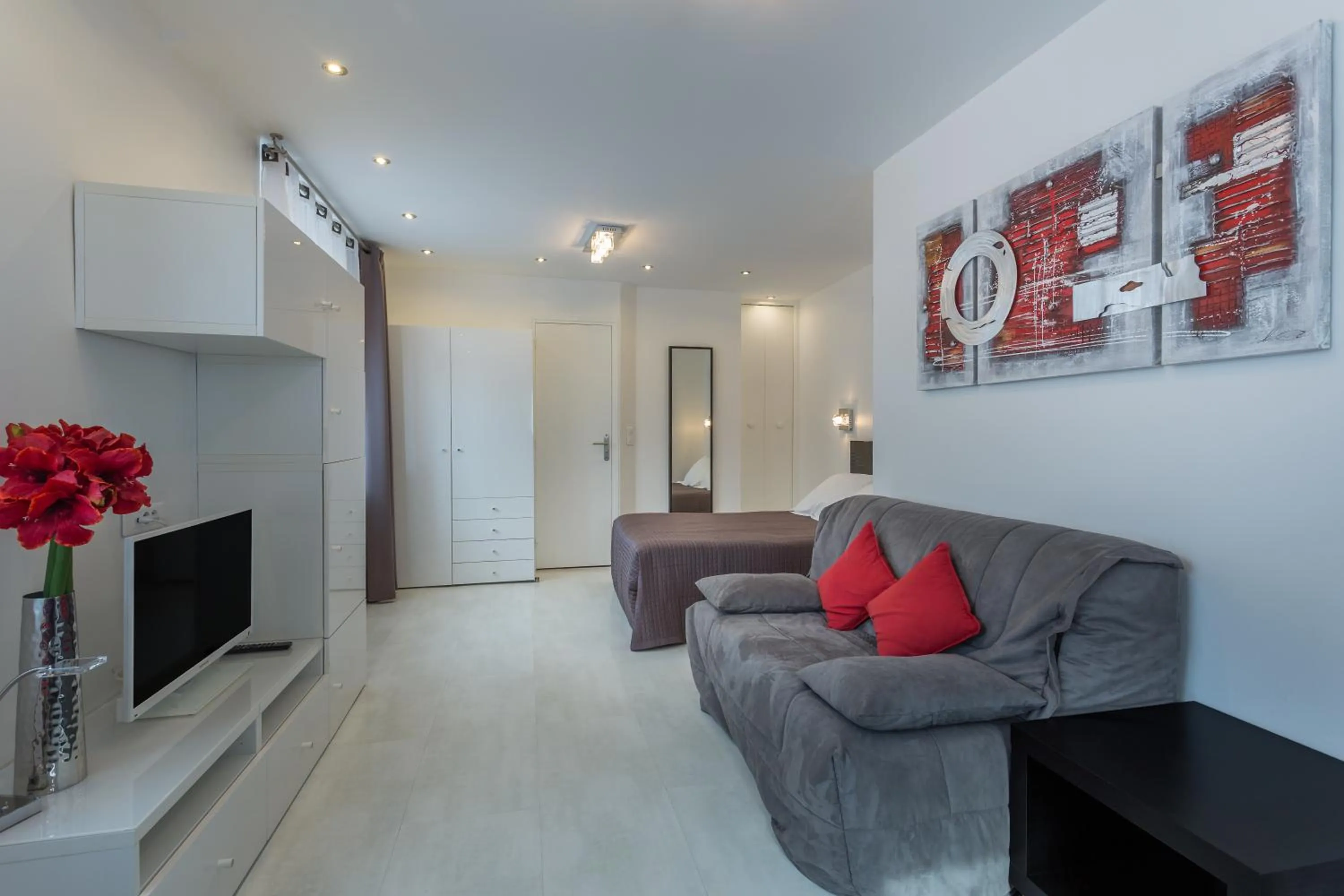 Photo of the whole room in Hotel De L'Horloge