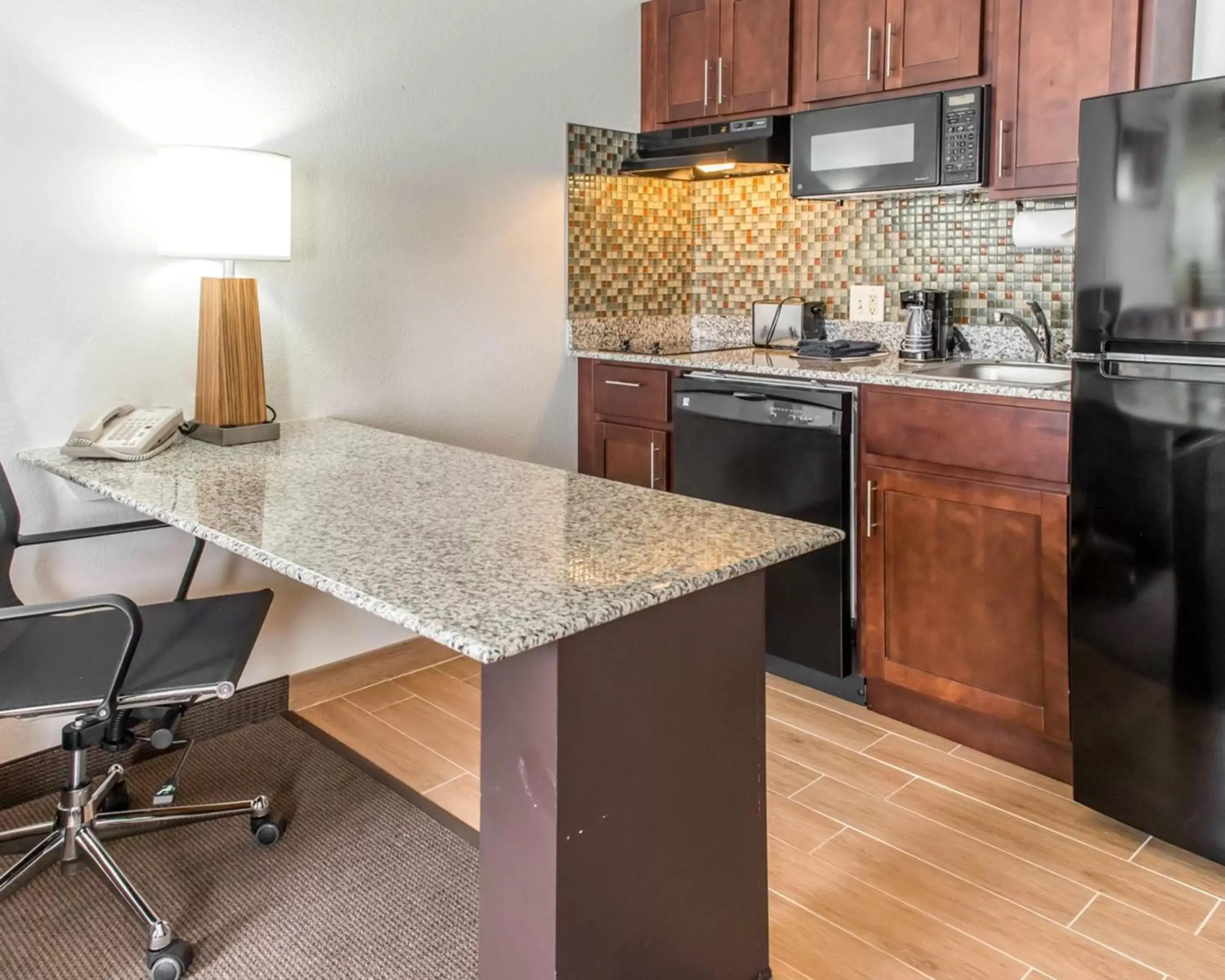 Kitchen or kitchenette, Kitchen/Kitchenette in Mainstay Suites Pittsburgh Airport