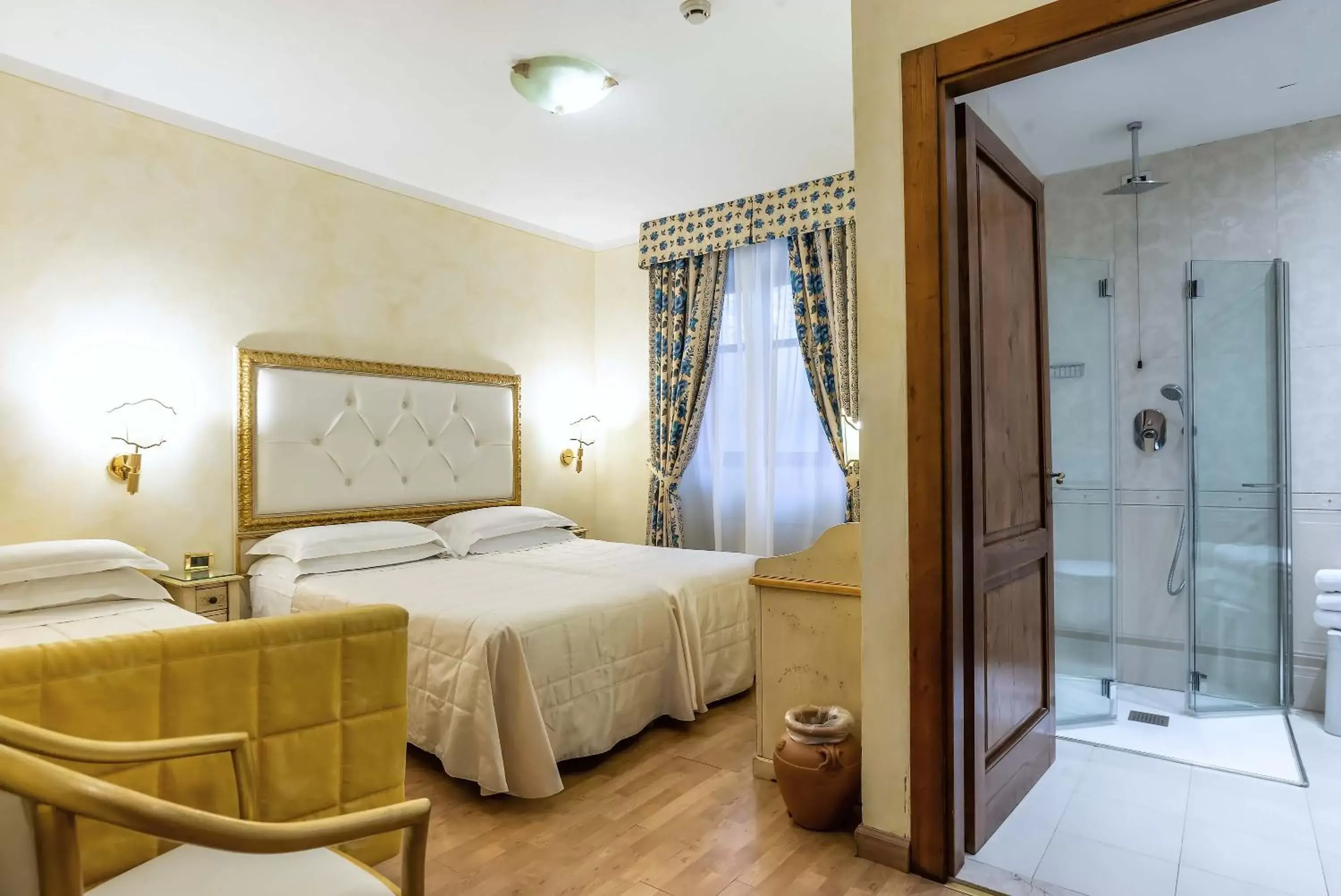 Shower, Bed in Hotel Alba Palace