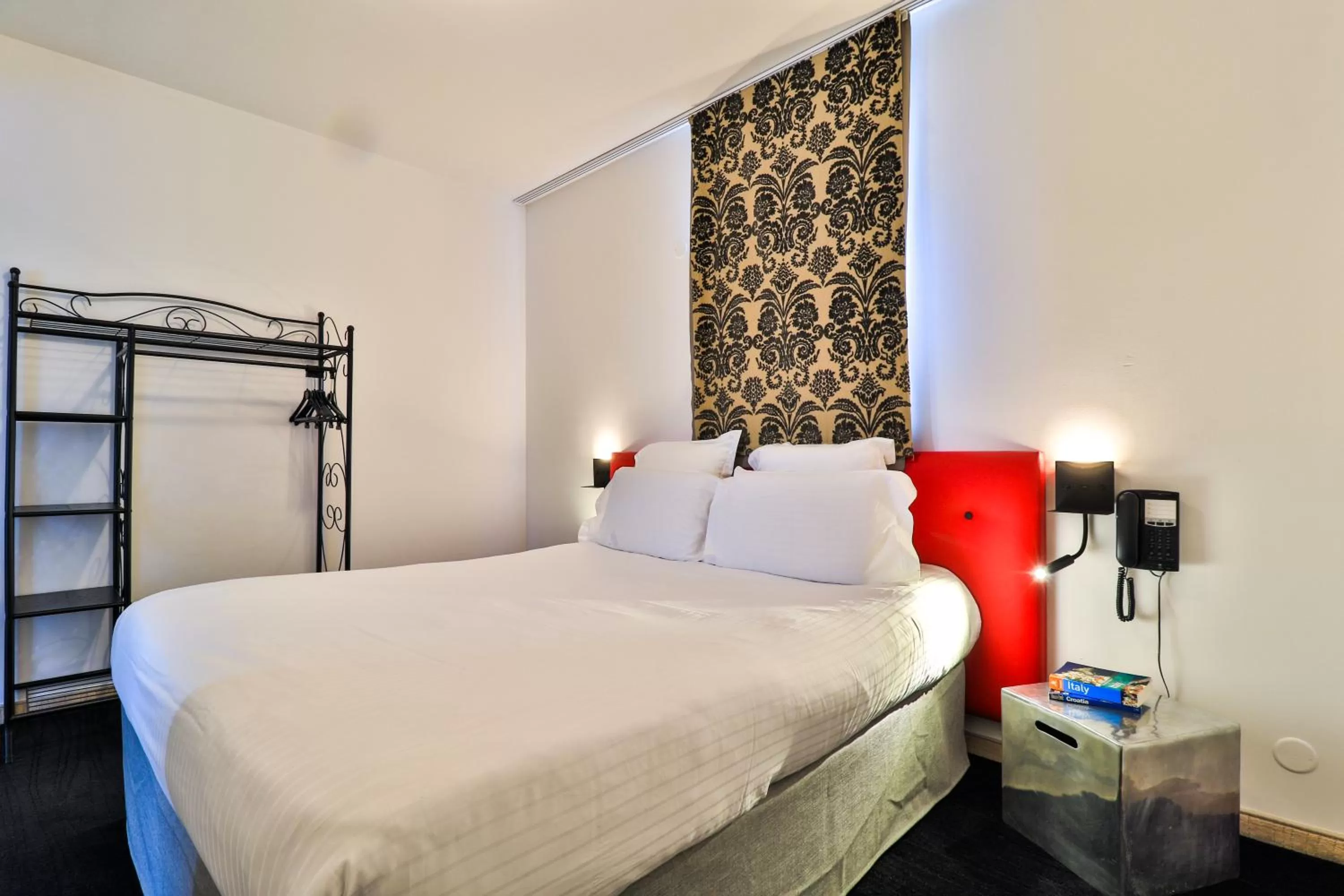 Photo of the whole room, Bed in Hôtel restaurant Kyriad Fréjus