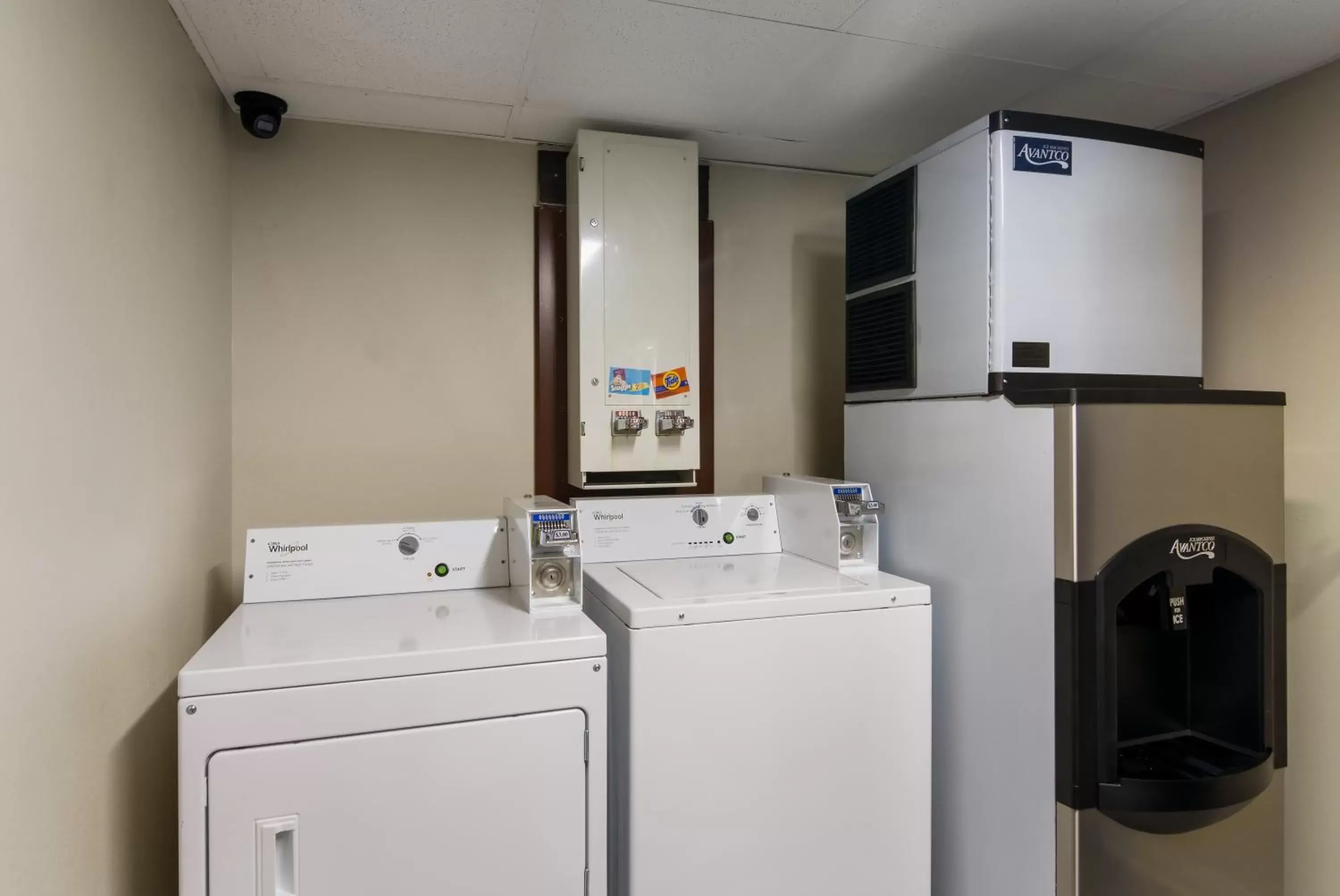 laundry, Bathroom in Quality Inn Aurora - Naperville Area