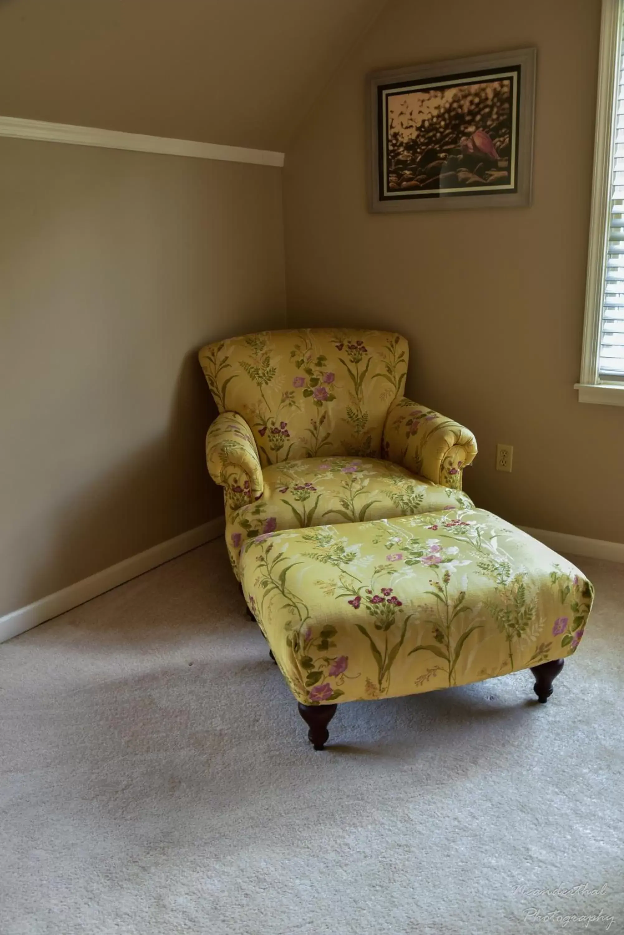Seating area, Bed in The Yellow Rose of Talbot Bed and Breakfast