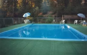 Swimming pool in Bennett Bay Inn