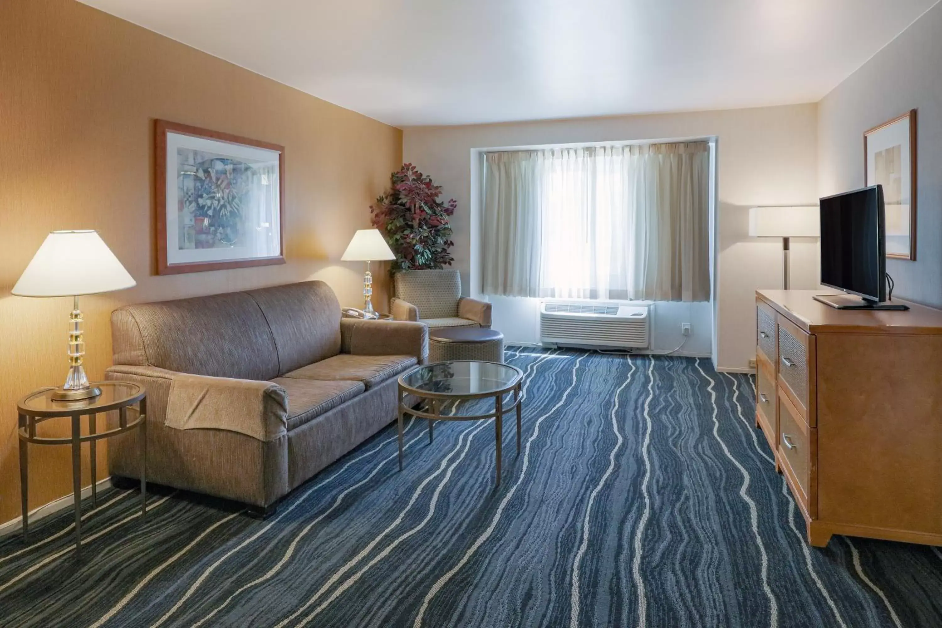Living room, Seating Area in Ramada by Wyndham Costa Mesa/Newport Beach