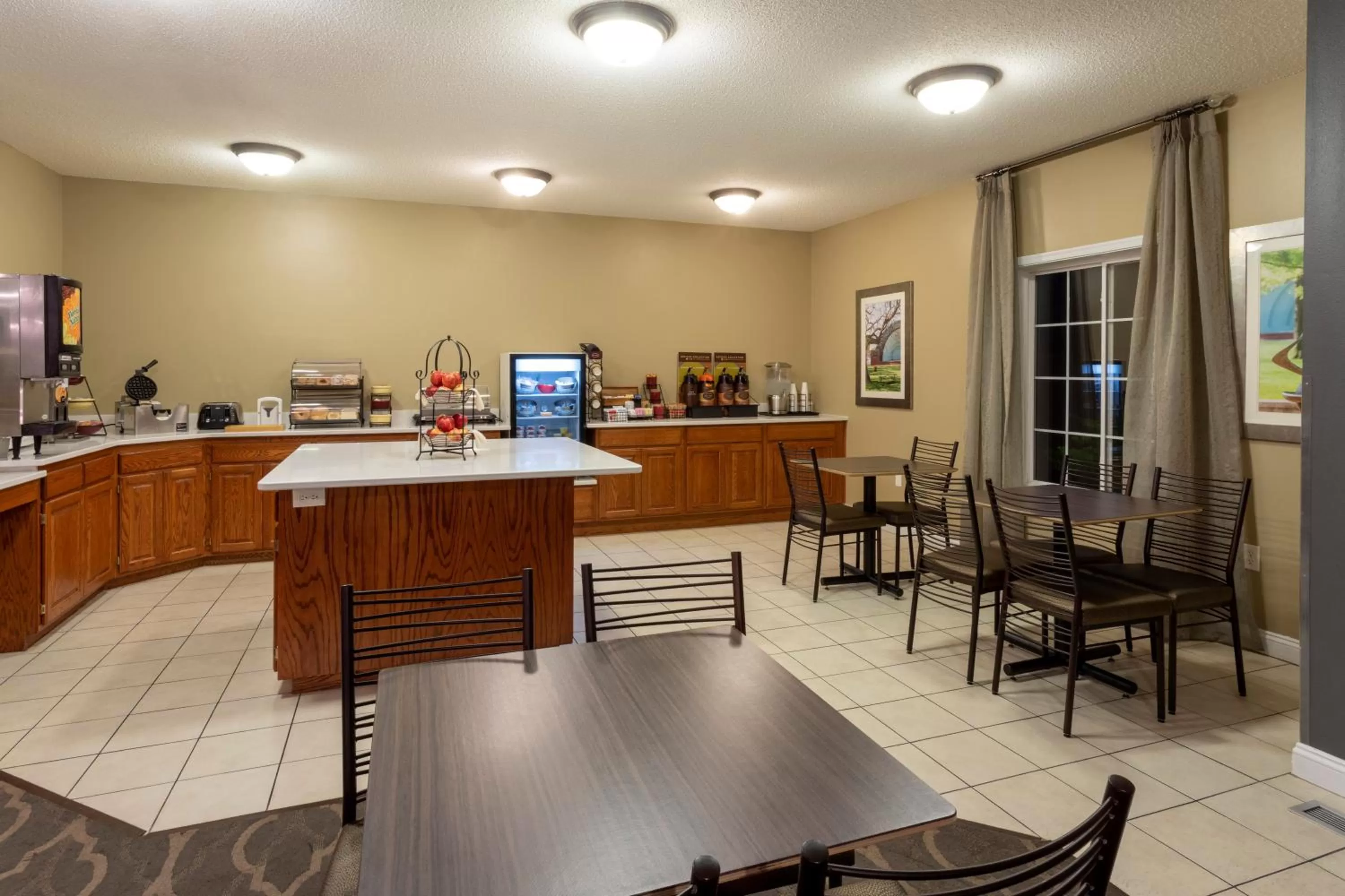 Coffee/tea facilities in GrandStay Hotel & Suites Ames