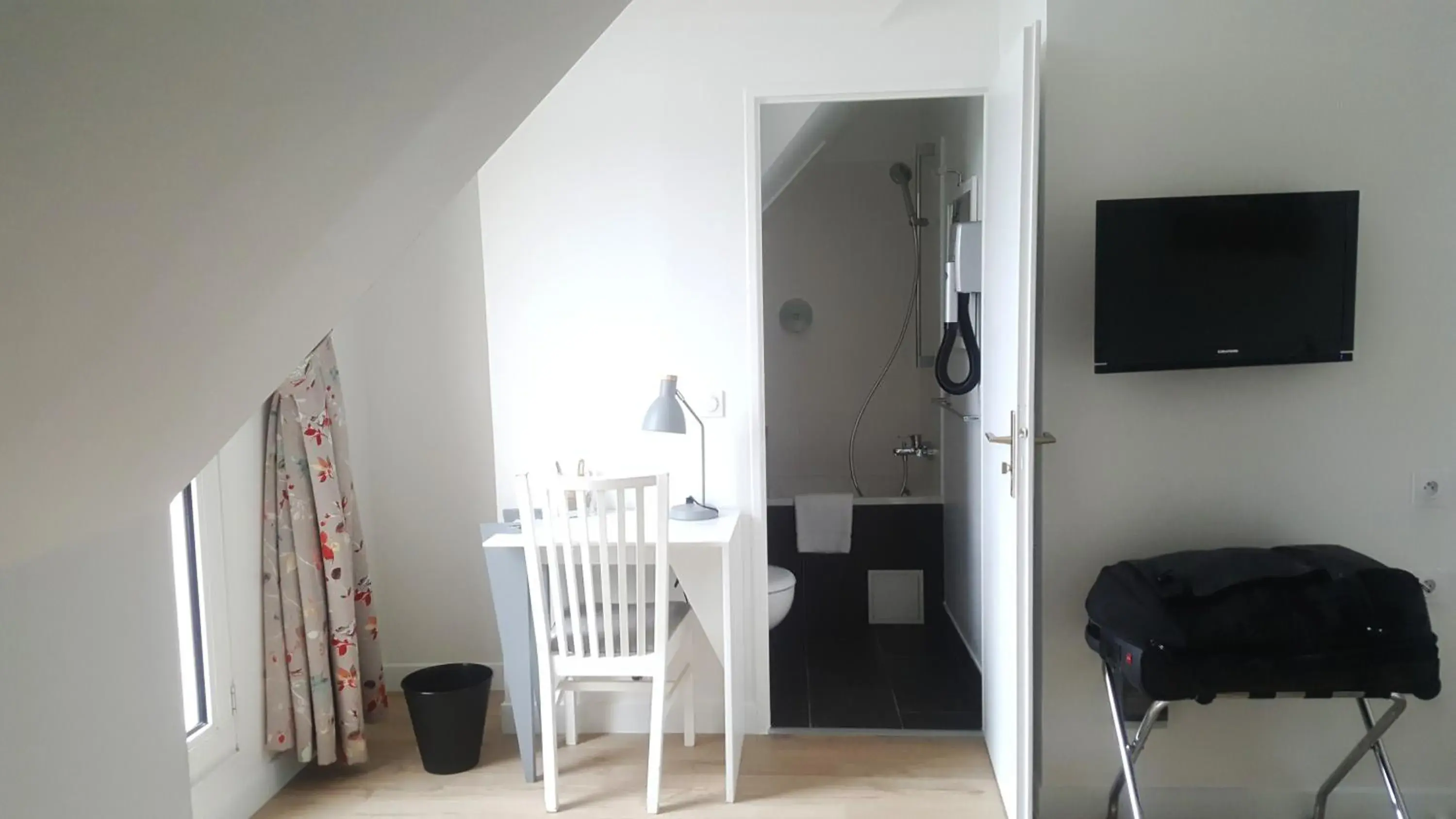 Bathroom, TV/Entertainment Center in Hotel De L'Europe