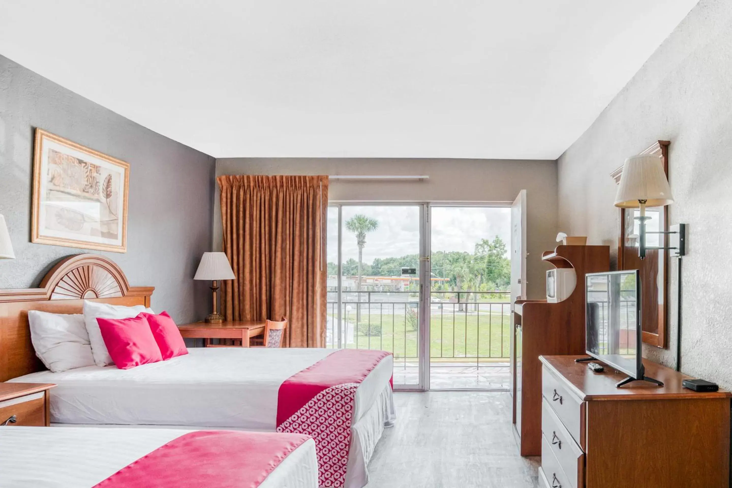 Bedroom in OYO Hotel Mustang Silver Spring FL