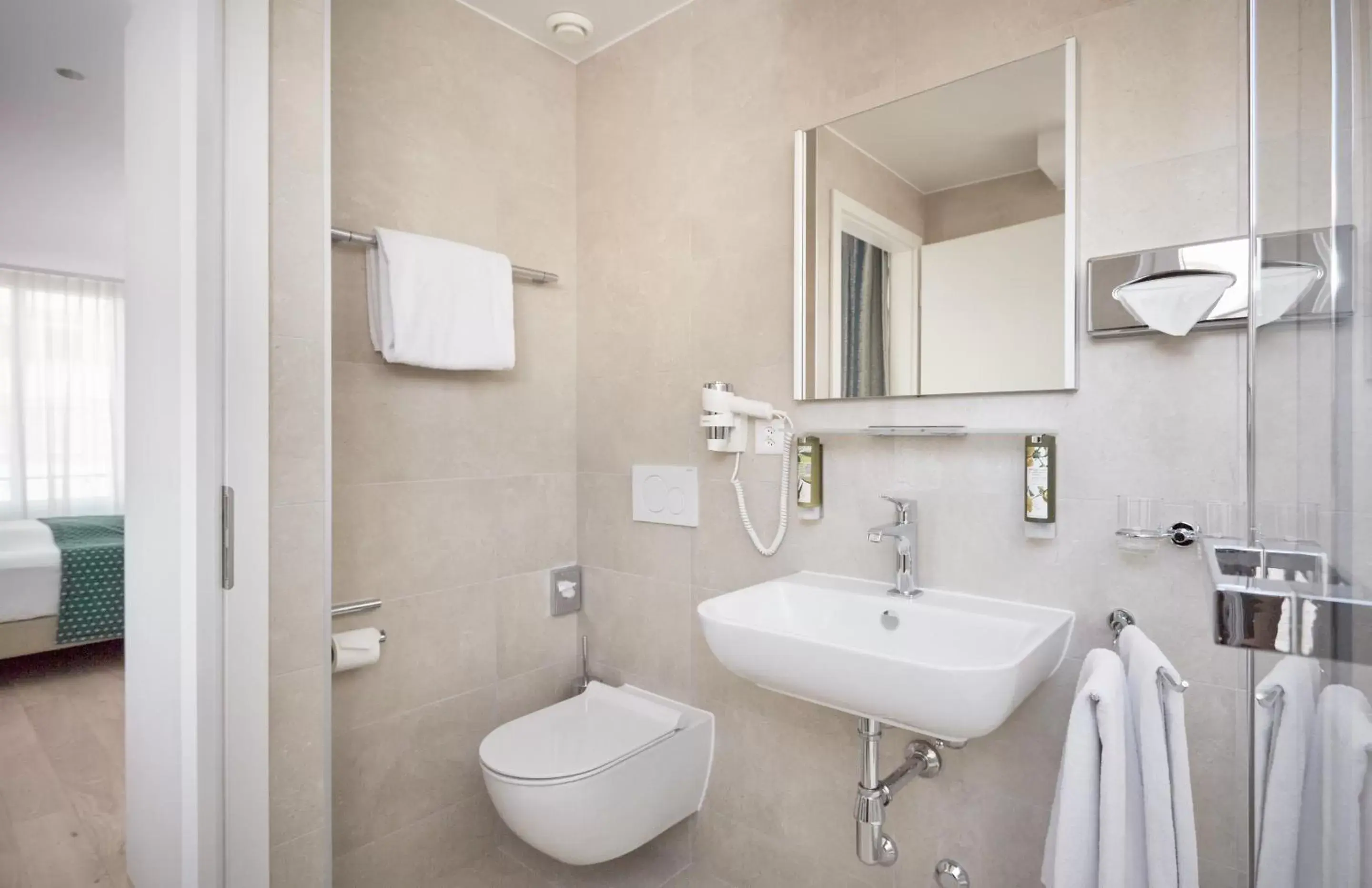 Shower, Bathroom in Hotel Suisse