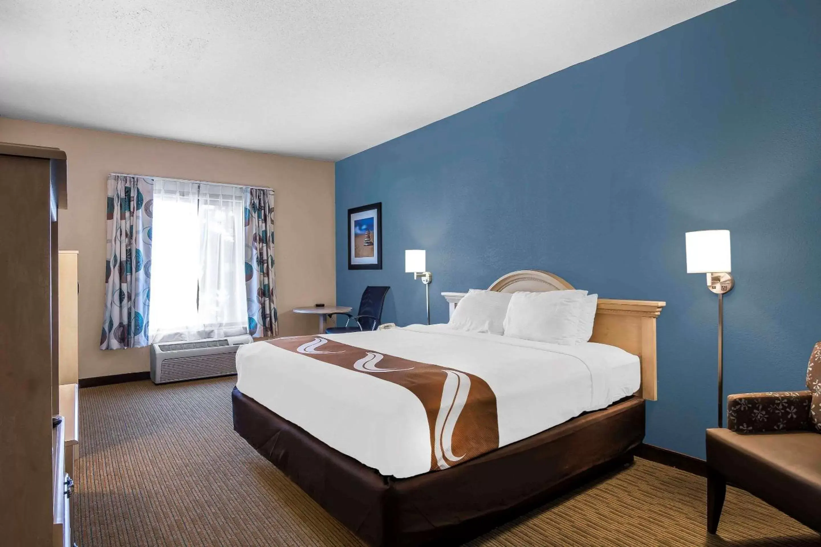 Photo of the whole room, Bed in Quality Inn & Suites Exmore