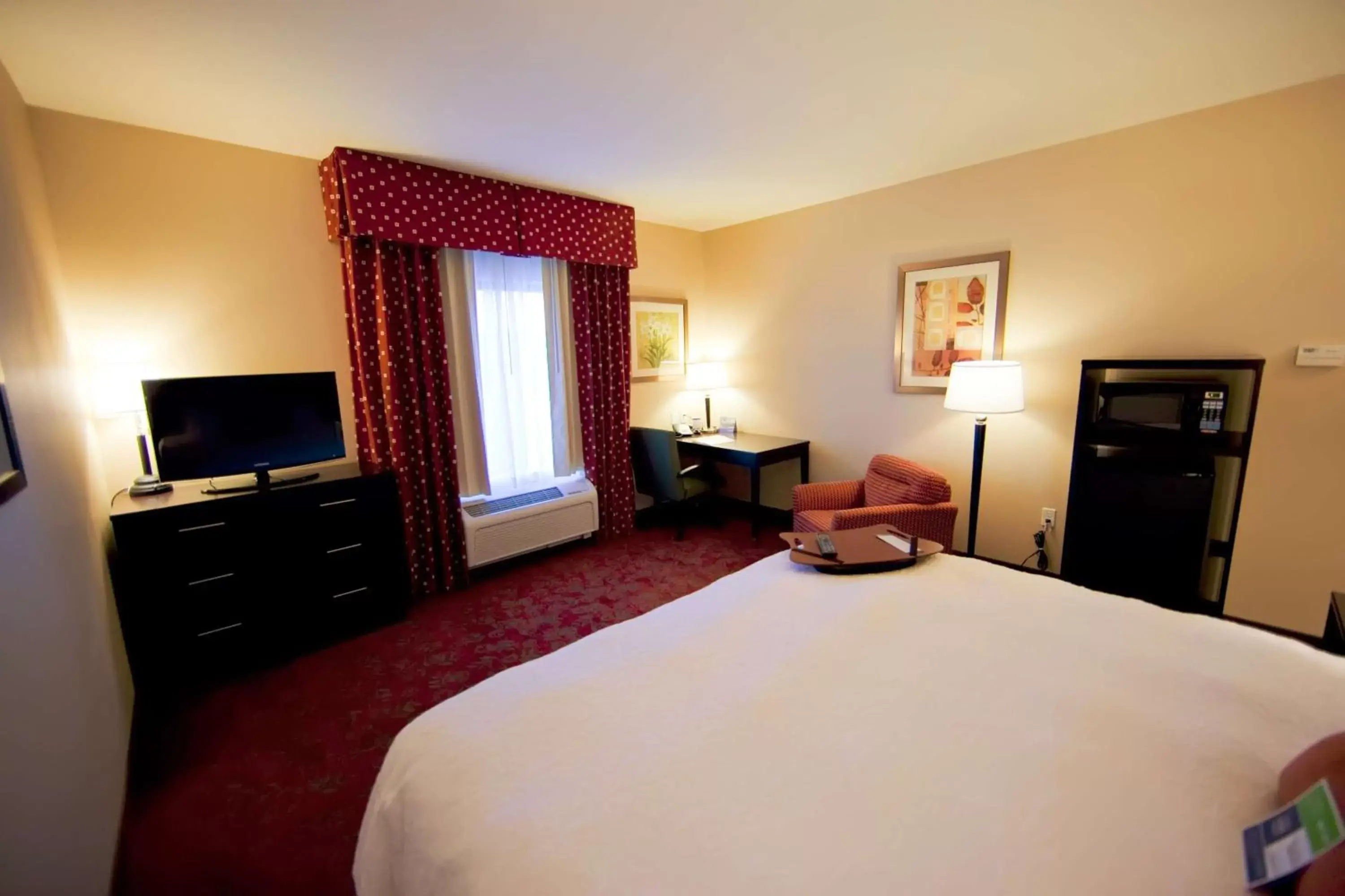 Bed in Hampton Inn & Suites by Hilton Seattle/Kent