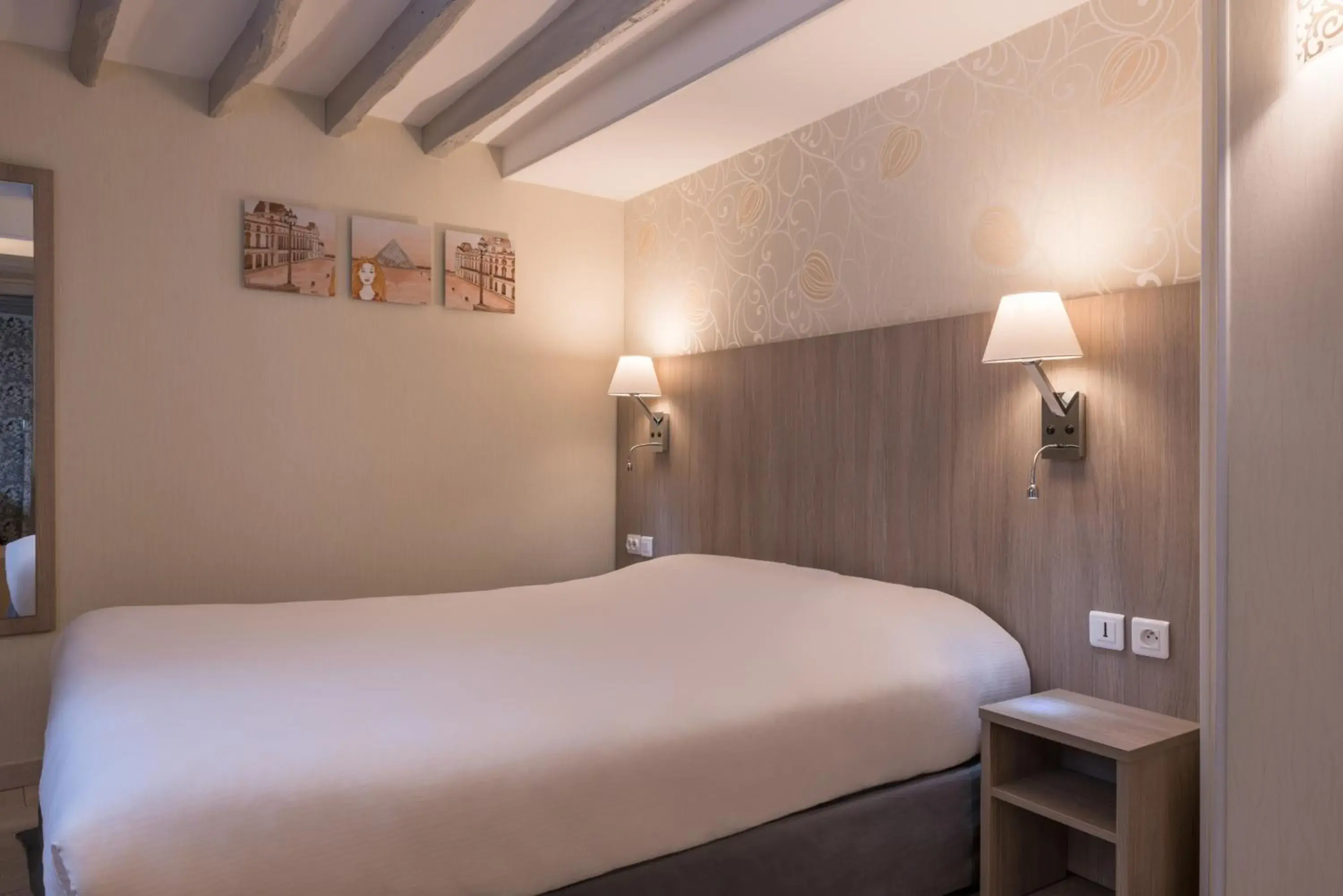 Photo of the whole room, Bed in L'Ouest Hotel