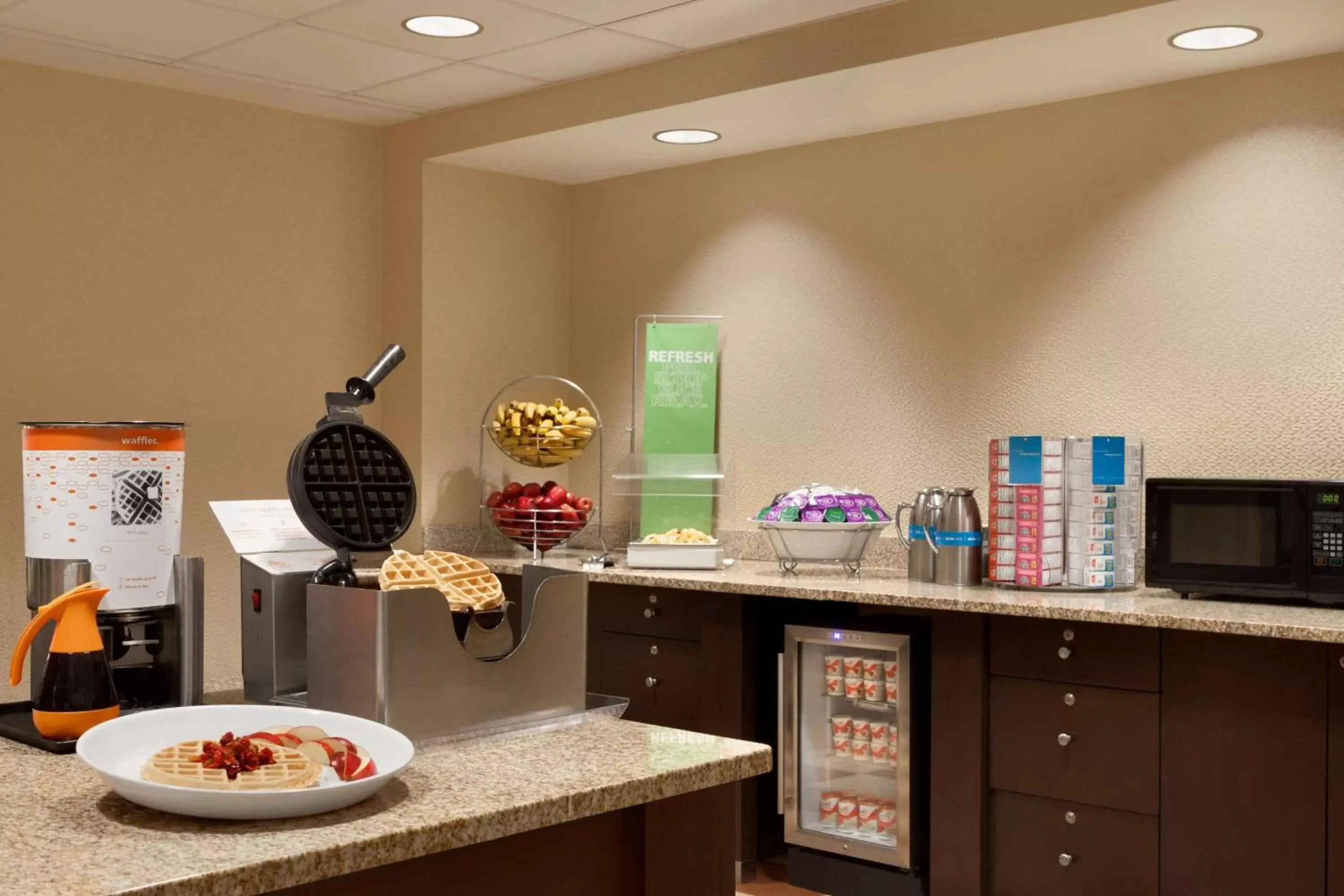 Dining area, Kitchen/Kitchenette in Hampton Inn & Suites East Hartford