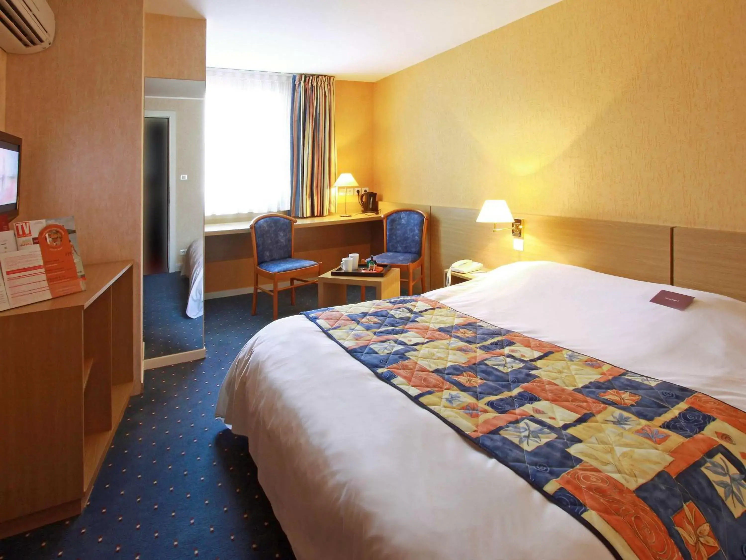 Photo of the whole room, Bed in Mercure Hexagone Luxeuil