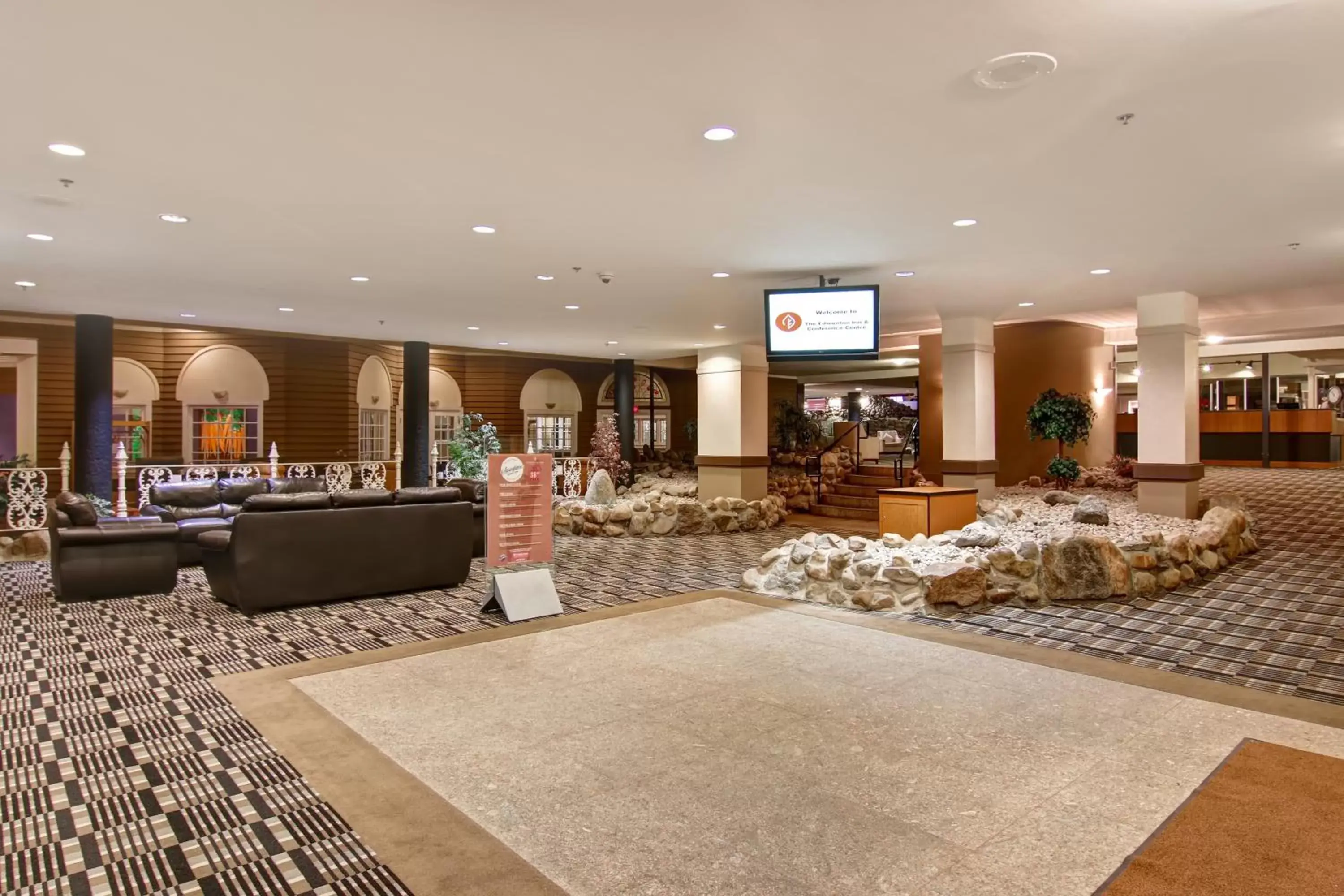 Lobby or reception, Restaurant/Places to Eat in Edmonton Inn and Conference Centre