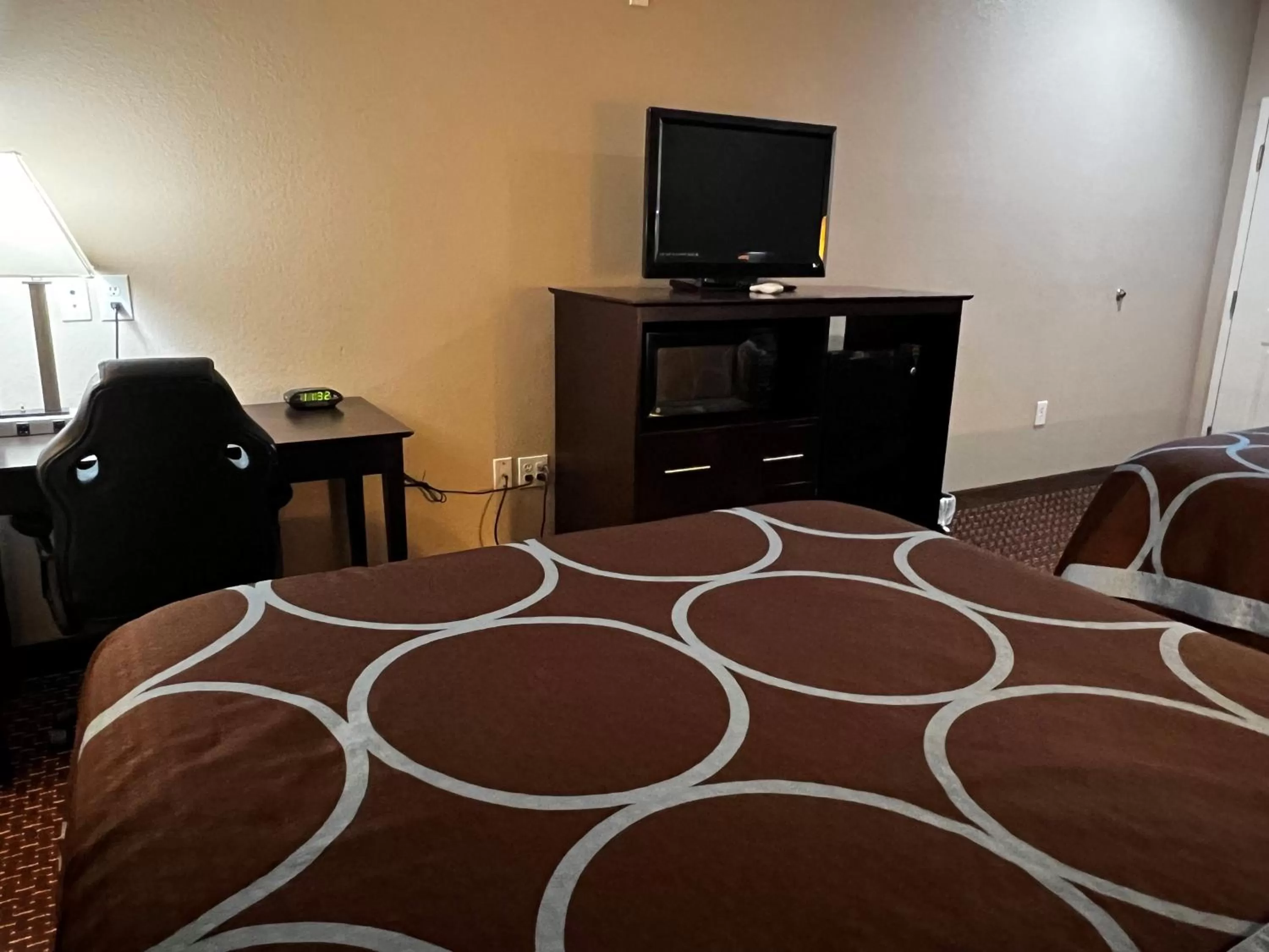 TV and multimedia, Bed in Super 8 by Wyndham Center