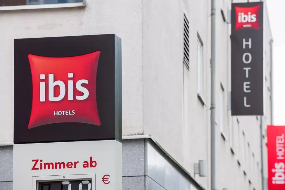 Facade/entrance, Property Logo/Sign in ibis Hotel Dortmund City