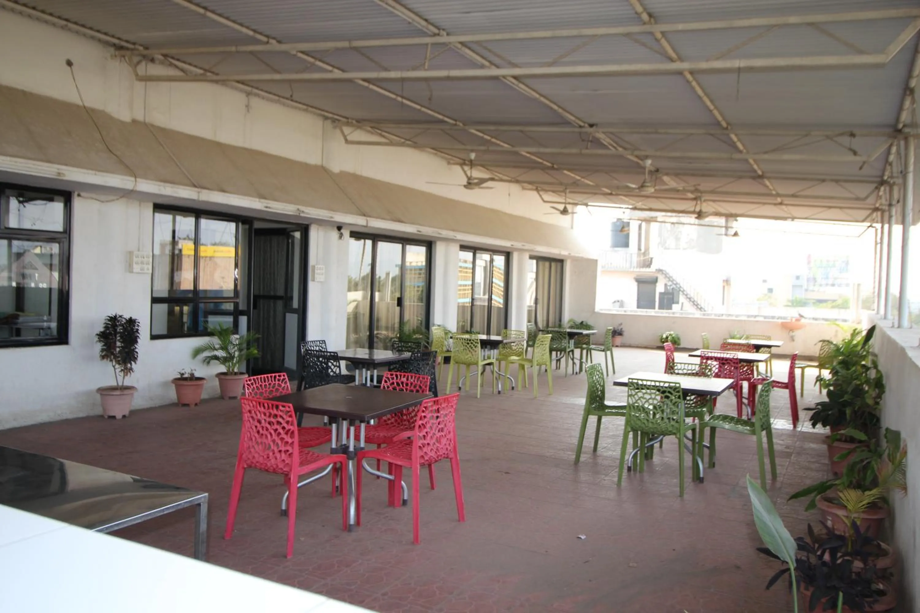 Restaurant/places to eat in Hotel Girnar