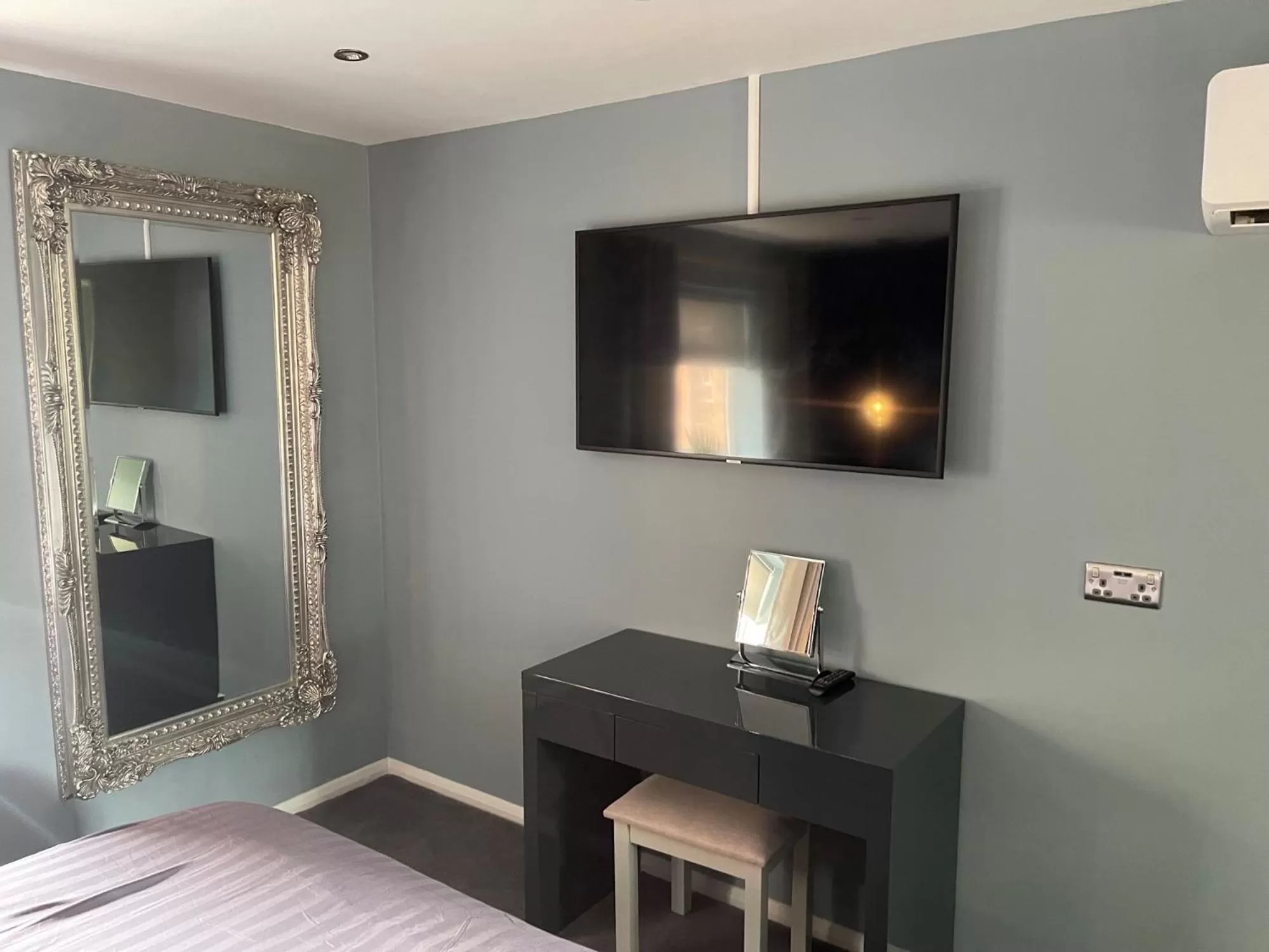 TV and multimedia in Village Limits Bed and Breakfast Rooms