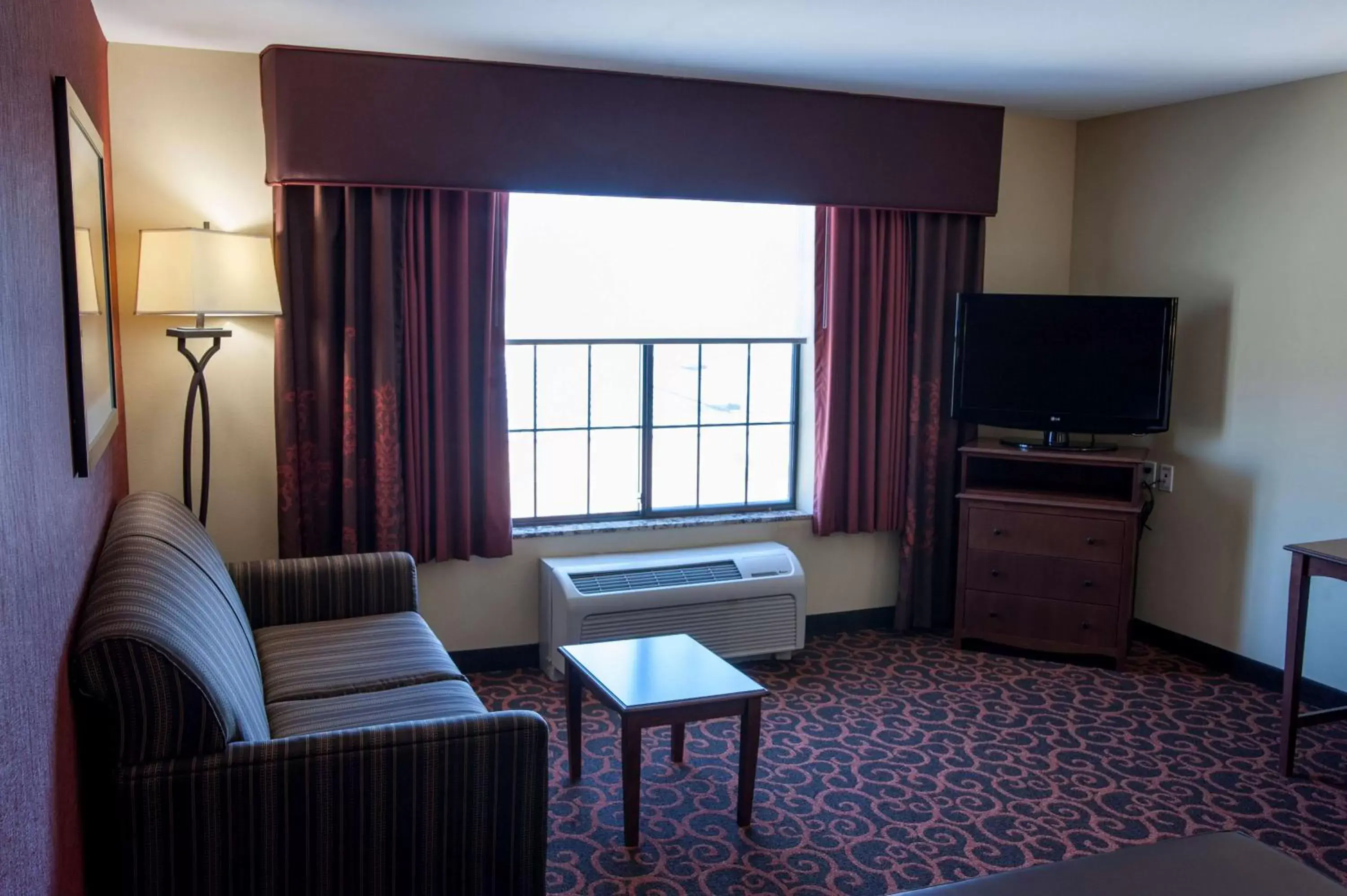 Bed, Seating Area in Hampton Inn & Suites Watertown