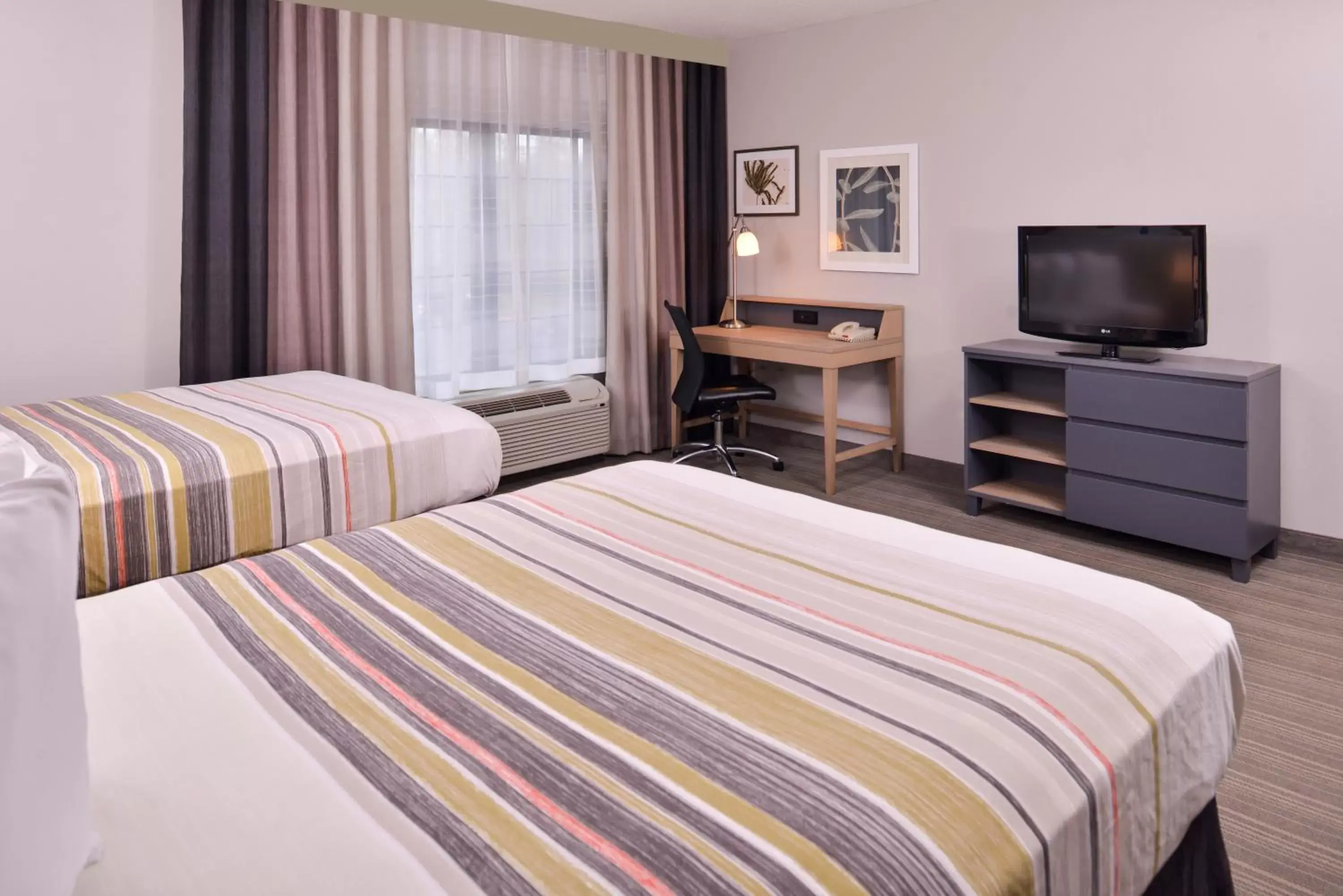 Bed in Country Inn & Suites by Radisson, Raleigh-Durham Airport, NC